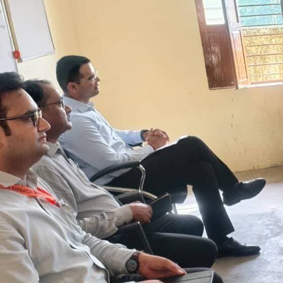 #Balrampur ! अभ्युदय कोचिंग के विद्यार्थियों से बोले डीएम डॉ. विपिन कुमार जैन: मेहनत और आत्मविश्वास ही सफलता का आधार...
#तुलसीपुर (#बलरामपुर)। मुख्यमंत्री अभ्युदय योजना के तहत प्रतियोगी परीक्षाओं की तैयारी कर रहे युवाओं को बेहतर मार्गदर्शन और सकारात्मक माहौल देने के लिए जिला प्रशासन लगातार प्रयासरत है। इसी कड़ी में शनिवार को जिलाधिकारी डॉ. विपिन कुमार जैन ने तहसील तुलसीपुर स्थित अभ्युदय कोचिंग सेंटर का औचक दौरा कर सिविल सेवा व अन्य प्रतियोगी परीक्षाओं की तैयारी कर रहे छात्र-छात्राओं से सीधा संवाद किया।
संवाद के दौरान जिलाधिकारी ने अभ्यर्थियों की अध्ययन पद्धति, लक्ष्य, समय प्रबंधन और चुनौतियों की जानकारी ली। उन्होंने विद्यार्थियों को प्रेरित करते हुए कहा कि प्रतियोगी परीक्षाओं में सफलता का कोई शॉर्टकट नहीं होता। निरंतर मेहनत, अनुशासन, धैर्य और आत्मविश्वास ही सफलता की कुंजी हैं। अभ्यर्थी किसी और से तुलना करने के बजाय अपनी क्षमताओं को पहचानें और प्रतिदिन खुद में सुधार लाएं।
सफलता के दिए गुरुमंत्र:
रणनीति: समसामयिक विषयों, सामान्य अध्ययन, उत्तर लेखन अभ्यास और पुराने प्रश्नपत्रों के विश्लेषण पर विशेष ध्यान दें।
संसाधन: सीमित संसाधनों को कमजोरी न बनने दें; दृढ़ इच्छाशक्ति से हर चुनौती को अवसर में बदलें।
सकारात्मकता: असफलता से निराश होने के बजाय कमियों का आकलन करें। पढ़ाई के साथ मानसिक व शारीरिक स्वास्थ्य का भी ध्यान रखें।
डीएम ने अधिकारियों व शिक्षकों को कोचिंग को और अधिक प्रभावी व परिणामोन्मुख बनाने के निर्देश दिए।
तहसील स्तर पर मिल रहा निःशुल्क मार्गदर्शन
जनपद में डायट बलरामपुर के अलावा तुलसीपुर, उतरौला और पचपेड़वा में अभ्युदय कोचिंग संचालित है। इसके माध्यम से यूपीएससी, यूपीपीएससी, एसएससी, बैंकिंग, एनडीए, सीडीएस, टेट/सीटेट, जेईई और नीट जैसी परीक्षाओं की निःशुल्क तैयारी कराई जा रही है, ताकि संसाधनों के अभाव में किसी भी प्रतिभाशाली युवा का भविष्य प्रभावित न हो।
#balrampur #dmbalrampur