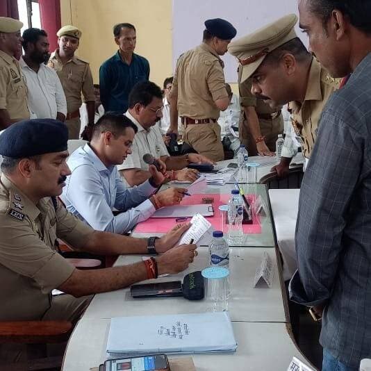 #बलरामपुर! डीएम-एसपी ने सुनीं जनसमस्याएं, निस्तारण में लापरवाही पर दी सख्त हिदायत...
तहसील #तुलसीपुर में सम्पूर्ण समाधान दिवस आयोजित; राजस्व और पुलिस टीम को संयुक्त कार्रवाई के निर्देश...
बलरामपुर। जनसमस्याओं के त्वरित, पारदर्शी और प्रभावी समाधान के उद्देश्य से शनिवार को तहसील तुलसीपुर में सम्पूर्ण समाधान दिवस का आयोजन किया गया। कार्यक्रम की अध्यक्षता जिलाधिकारी डॉ. विपिन कुमार जैन एवं पुलिस अधीक्षक मार्तण्ड प्रकाश सिंह ने संयुक्त रूप से की।
समाधान दिवस के दौरान अधिकारियों ने क्षेत्र से आए फरियादियों की शिकायतों को गंभीरता से सुना। जिलाधिकारी ने उपस्थित विभागीय अधिकारियों को कड़े निर्देश देते हुए कहा कि प्राप्त जनशिकायतों का निस्तारण निर्धारित समय सीमा के भीतर और पूर्ण गुणवत्ता के साथ किया जाए। उन्होंने स्पष्ट किया कि समाधान दिवस का मूल उद्देश्य शिकायतों का स्थायी निस्तारण करना है, इसलिए किसी भी स्तर पर अनावश्यक विलंब या लापरवाही बर्दाश्त नहीं की जाएगी।
राजस्व और पुलिस मिलकर सुलझाएं विवाद
डीएम डॉ. विपिन कुमार जैन ने भूमि विवाद, अवैध कब्जे, पेंशन, आवास, विद्युत और पेयजल से जुड़ी शिकायतों की समीक्षा की। उन्होंने निर्देश दिया कि जिन मामलों में राजस्व और पुलिस की संयुक्त टीम की आवश्यकता है, वहां दोनों विभाग आपसी समन्वय से त्वरित कार्रवाई करें। उन्होंने कहा कि आवश्यकता पड़ने पर अधिकारी मौके पर जाकर स्थलीय निरीक्षण करें और पारदर्शी रिपोर्ट प्रस्तुत करें।
कानून-व्यवस्था में न हो ढिलाई: एसपी
पुलिस अधीक्षक मार्तण्ड प्रकाश सिंह ने पुलिस विभाग से संबंधित मामलों की समीक्षा करते हुए कहा कि प्रत्येक शिकायत पर निष्पक्ष और संवेदनशील कार्रवाई होनी चाहिए। उन्होंने अधिकारियों से कहा कि कानून-व्यवस्था से जुड़े मामलों में त्वरित न्याय सुनिश्चित किया जाए।
इस अवसर पर उपजिलाधिकारी तुलसीपुर, क्षेत्राधिकारी, तहसीलदार, खंड विकास अधिकारी सहित सभी जिला स्तरीय अधिकारी और कर्मचारी मौजूद रहे।
#balrampur #dmbalrampur #spbalrampur