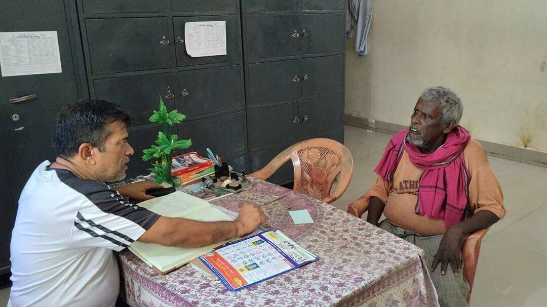 ବୌଦ୍ଧରେ ‘ଆଶ୍ରୟ’ ସହାୟତାରେ ଅଜଣା ବୃଦ୍ଧଙ୍କୁ ମିଳିଲା ଆଶ୍ରୟ l
ମାନବିକତାର ଏକ ଉଦାହରଣ ସୃଷ୍ଟି କରି ବୌଦ୍ଧ ସହରରେ ଦୀର୍ଘଦିନ ଧରି ଅସହାୟ ଅବସ୍ଥାରେ ପଡ଼ିରହିଥିବା ଜଣେ ଅଜଣା ବୃଦ୍ଧଙ୍କୁ ସ୍ୱେଚ୍ଛାସେବୀ ଅନୁଷ୍ଠାନ ‘ଆଶ୍ରୟ SUH’ ପକ୍ଷରୁ ଉଦ୍ଧାର କରାଯାଇ ଆଶ୍ରୟ ଯୋଗାଇ ଦିଆଯାଇଛି।
ବରିଷ୍ଠ ସାମ୍ବାଦିକ ଶଶାଙ୍କ ଶେଖର ମିଶ୍ର ଓ ଧବଳେଶ୍ୱର ମହାପାତ୍ରଙ୍କ ସୂଚନାକ୍ରମେ ‘ଆଶ୍ରୟ' ପକ୍ଷରୁ ବୌଦ୍ଧଗଡ଼ ପୌରପରିଷଦ ସହଯୋଗରେ ପରିଚାଳିତ ଅସ୍ଥାୟୀ କେନ୍ଦ୍ରରେ ବୃଦ୍ଧଙ୍କୁ ରଖାଯାଇଛି। ସେ ପ୍ରାୟ ଦୁଇ ମାସ ଧରି ବୌଦ୍ଧ କଚେରୀ ପଡ଼ିଆର ମୁଖ୍ୟ ଫାଟକ ନିକଟରେ ଅତ୍ୟନ୍ତ ଦୟନୀୟ ଓ ମୁମୂର୍ଷୁ ଅବସ୍ଥାରେ ପଡ଼ିରହିଥିଲେ।
ଉଦ୍ଧାର ପରେ ବୃଦ୍ଧଙ୍କ ପରିଚୟ ମୁନେଶ୍ୱର ରାଜବଂଶୀ (୭୦), ଗ୍ରାମ–ରାମପୁର ଚାଏ, ଜିଲ୍ଲା–ଗୟା, ବିହାର ବୋଲି ଜଣାପଡ଼ିଛି। ତାଙ୍କୁ ଆଶ୍ରୟ କେନ୍ଦ୍ରରେ ରଖାଯାଇ ଖାଦ୍ୟ, ଚିକିତ୍ସା ଓ ଆବଶ୍ୟକୀୟ ଅନ୍ୟାନ୍ୟ ସୁବିଧା ଯୋଗାଇ ଦିଆଯାଇଛି।
ବୃଦ୍ଧଙ୍କ ପରିବାର ଓ ସମ୍ପର୍କୀୟଙ୍କ ସହ ଯୋଗାଯୋଗ କରି ତାଙ୍କୁ ନିଜ ଘରକୁ ସୁରକ୍ଷିତ ଭାବେ ପ୍ରତ୍ୟାବର୍ତ୍ତନ କରାଇବାର ବ୍ୟବସ୍ଥା କରାଯିବ ବୋଲି ‘ଆଶ୍ରୟ’ର ସମ୍ପାଦକ କୃପାସିନ୍ଧୁ ହୋତା ସୂଚନା ଦେଇଛନ୍ତି।
ଅସହାୟ ଓ ନିରାଶ୍ରୟ ବ୍ୟକ୍ତିଙ୍କ ପ୍ରତି ଏଭଳି ମାନବିକ ସହଯୋଗ ସମାଜରେ ସମ୍ବେଦନଶୀଳତା ଓ ସାମାଜିକ ଦାୟିତ୍ୱବୋଧକୁ ଆହୁରି ସୁଦୃଢ଼ କରିବ ବୋଲି ସାଧାରଣରେ ମତ ପ୍ରକାଶ ପାଇଛି।