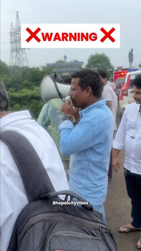बढ़ते जलस्तर के बीच कलियासोत डैम के 2 गेट खोल दिए गए हैं, और पानी अब अपनी रफ्तार से आगे बढ़ रहा है।
शहर में बारिश की बूंदें, डैम से बहता पानी और प्रकृति का ये खूबसूरत नज़ारा…
भोपाल, मानसून में कुछ ऐसा ही तो लगता है। 💙
👀 क्या आपने भी कलियासोत के ये खुले गेट देखे?
#Bhopal #BhopalNews #KaliasotDam #Monsoon #BhopalDiaries