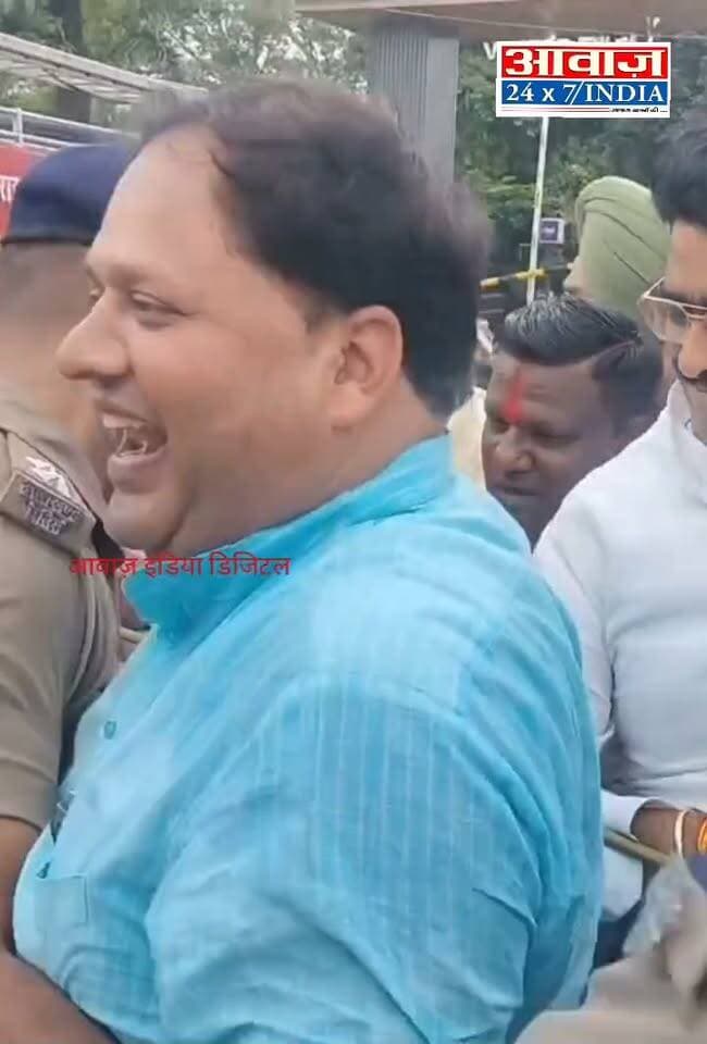 रुद्रपुर विरोध के दौरान दरोगा जी ने कान में कुछ फूंका और फिर नीचे से निकल गए मेयर विकास शर्मा