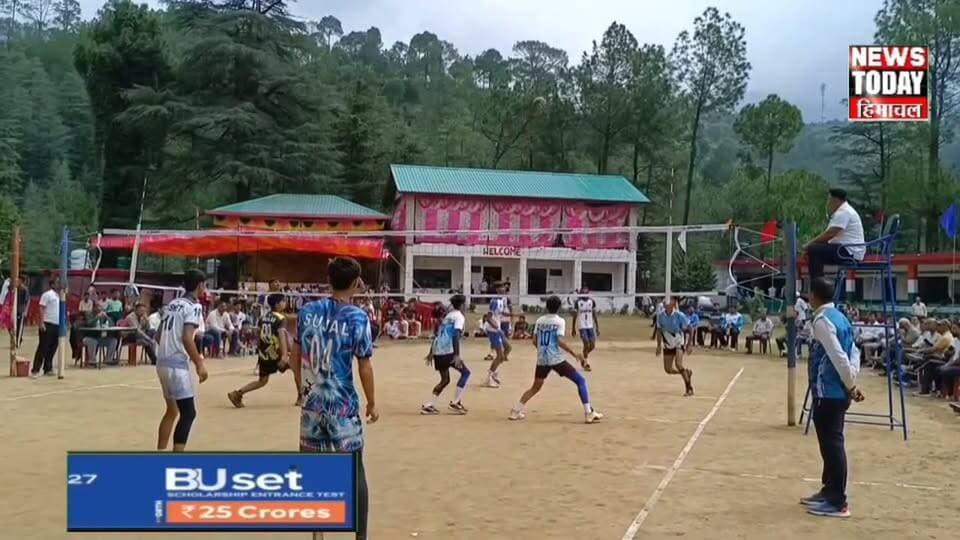 फागू स्कूल में अंडर-19 जिला स्तरीय खेलकूद प्रतियोगिता का आगाज, 300 खिलाड़ी दिखा रहे दमखम
सिरमौर के राजकीय वरिष्ठ माध्यमिक पाठशाला फागू में अंडर-19 छात्र वर्ग की 70वीं जिला स्तरीय खेलकूद प्रतियोगिता का शनिवार को आगाज हुआ। पांच से सात सितंबर तक चलने वाली इस प्रतियोगिता में जिले के आठ जोनों से करीब 300 खिलाड़ी हिस्सा ले रहे हैं। प्रतियोगिता का शुभारंभ पूर्व विधानसभा अध्यक्ष जी.आर. मुसाफिर ने किया।
दीप प्रज्ज्वलन और वंदेमातरम के गायन के साथ प्रतियोगिता की शुरुआत हुई। इसके बाद खिलाड़ियों ने मार्च पास्ट कर मुख्य अतिथि को सलामी दी। आयोजन समिति ने जी.आर. मुसाफिर को हिमाचली टोपी और स्मृति चिन्ह भेंट कर सम्मानित किया।
प्रतियोगिता में वॉलीबॉल, कबड्डी, गौ-कौन, ठोड़ा और कुराश सहित विभिन्न खेल स्पर्धाएं आयोजित की जा रही हैं। राजगढ़, संगड़ाह, नौहराधार, शिलाई, सराहां, सतौन और नाहन समेत विभिन्न जोनों के खिलाड़ी अपनी प्रतिभा का प्रदर्शन कर रहे हैं।
“खेल विद्यार्थियों में अनुशासन, आत्मविश्वास, नेतृत्व और टीम भावना विकसित करते हैं। ग्रामीण क्षेत्रों में प्रतिभाओं की कोई कमी नहीं है। खिलाड़ियों को उचित मंच और प्रोत्साहन मिलना जरूरी है।”
तीन दिनों तक चलने वाली इस प्रतियोगिता में खिलाड़ियों के बीच रोमांचक मुकाबले देखने को मिलेंगे। बेहतर प्रदर्शन करने वाले खिलाड़ी आगामी स्तर की प्रतियोगिताओं में सिरमौर जिले का प्रतिनिधित्व करेंगे।
न्यूज टुडे हिमाचल के लिए राजगढ़ से रवि दत्त भारद्वाज की रिपोर्ट।