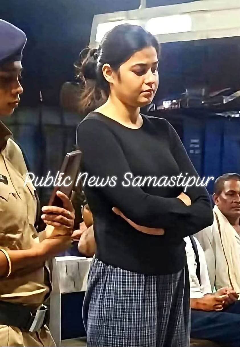 ए हसीना जुल्फों वाली निकली शराब तस्कर
फर्स्ट क्लास एसी कोच में ये हसीना का शराब तस्करी का खुलासा, दो सूटकेस से 75 लीटर विदेशी शराब बरामद..एम
समस्तीपुर रेलवे स्टेशन पर चेकिंग के दौरान शराब तस्करी का बड़ा खुलासा हुआ है। आधुनिक ड्रेस में सफर कर रही एक युवती को देखकर शायद किसी को अंदाजा भी नहीं था कि उसके सूटकेस में शराब की बड़ी खेप छिपी हुई है। लेकिन जैसे ही आरपीएफ और जीआरपी की टीम ने उसके सामान की तलाशी ली, पूरा मामला सामने आ गया।
बताया जा रहा है कि दिल्ली से जयनगर जा रही 12561 स्वतंत्रता सेनानी एक्सप्रेस के फर्स्ट क्लास एसी कोच में चेकिंग के दौरान एक युवती और उसके साथ मौजूद युवक के सामान की तलाशी ली गई। तलाशी के दौरान दोनों के पास से दो सूटकेस बरामद हुए, जिनमें ब्रांडेड विदेशी शराब की बोतलें भरी हुई थीं।
जांच के बाद दोनों सूटकेस से कुल 75 लीटर विदेशी शराब बरामद की गई। शराब बरामद होने के बाद रेलवे स्टेशन पर पुलिस भी हैरान रह गई। प्रारंभिक जांच में पुलिस को आशंका है कि शराब की यह खेप दिल्ली से बिहार लाई जा रही थी और दोनों आरोपी शराब तस्करी के नेटवर्क से जुड़े हो सकते हैं।
गिरफ्तार आरोपियों की पहचान नेहा कुमारी (25 वर्ष), निवासी बारी, वार्ड संख्या-12, थाना सिंघियाघाट, जिला समस्तीपुर और इशान कुमार (31 वर्ष), निवासी पुरुषोत्तम गार्डन, मकान संख्या-12, करनाल वार्ड संख्या-10, थाना सदर, जिला करनाल, हरियाणा के रूप में हुई है।
बिहार में पूर्ण शराबबंदी लागू होने के बावजूद ट्रेनों के जरिए शराब की तस्करी का सिलसिला लगातार सामने आ रहा है। फिलहाल आरपीएफ और जीआरपी दोनों आरोपियों को हिरासत में लेकर पूछताछ कर रही है। पुलिस यह पता लगाने में जुटी है कि शराब की यह खेप कहां पहुंचाई जानी थी और इसके पीछे कौन-कौन लोग शामिल हैं।