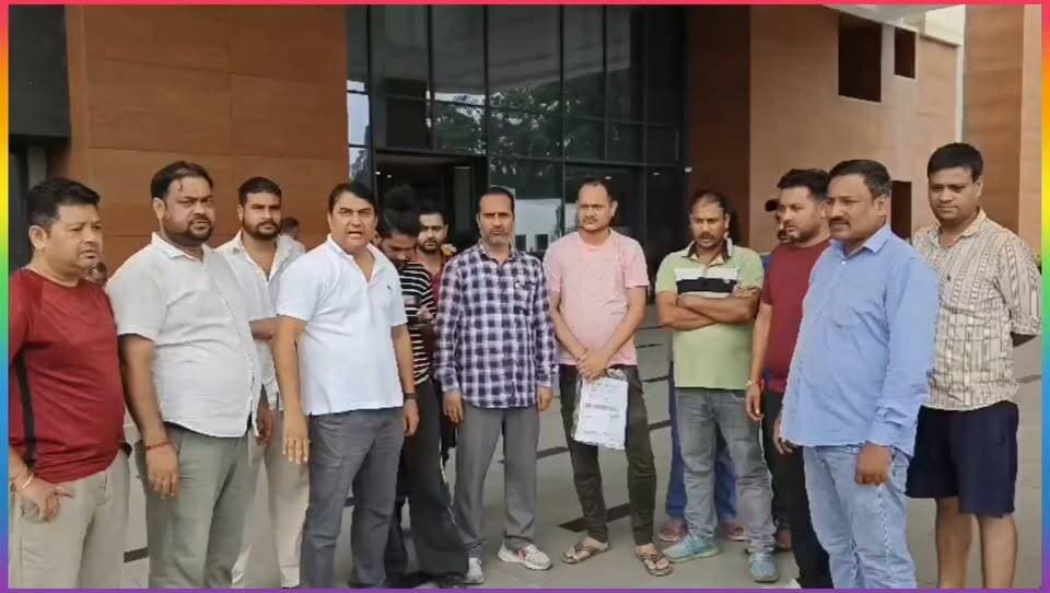 **सेलाकुई से बड़ी खबर सामने आई है।**
ग्राफिक एरा अस्पताल में कालसी निवासी मुन्ना लाल की अचानक मौत के बाद परिजनों और ग्रामीणों ने जमकर हंगामा किया।
परिजनों का आरोप है कि मुन्ना लाल बीते दिन खुद चलकर अस्पताल पहुंचे थे और रात तक उनकी हालत ठीक बताई जा रही थी।
परिजनों के मुताबिक, सुबह करीब 5 बजे उन्हें फोन कर मरीज की मौत की सूचना दी गई।
इसके बाद परिजनों ने अस्पताल की कार्यप्रणाली पर सवाल उठाते हुए डॉक्टरों पर लापरवाही के गंभीर आरोप लगाए।
वहीं, यूकेडी नेता यशपाल नेगी भी मौके पर पहुंचे और मामले की निष्पक्ष जांच की मांग की।
परिजनों का यह भी आरोप है कि अस्पताल पर पहले भी लापरवाही के आरोप लगते रहे हैं।
हालांकि, अस्पताल प्रशासन ने सभी आरोपों को खारिज किया है। अस्पताल के मुताबिक, मरीज को पहले हार्ट अटैक आ चुका था और इलाज चल रहा था। अचानक बीपी कम होने के कारण उनकी मौत हुई।
अब बड़ा सवाल यही है—मुन्ना लाल की मौत अचानक बिगड़ी तबीयत से हुई या इलाज में कोई चूक हुई?
इसका सच निष्पक्ष जांच के बाद ही सामने आएगा।
#follower #highlight #BreakingNews #vayralvidio #UttarakhandNews #JitendraSinghPanwar #ShivaBhardwaj #SurendraKukreti #Dehradun, #देहरादून, #Uttarakhand, #IndiaHarakSinghRawat for #UttarakhandSubodUniyal #Suddowala #MandalRituKhanduri #VijayPalSinghBartwal #SahdevSinghPundir #Himuttrakhandnews