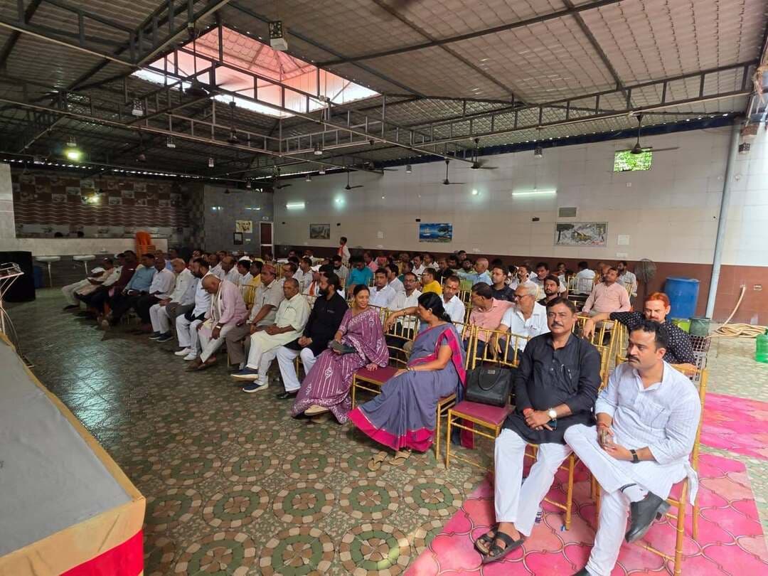 17 सितंबर से 17 अक्टूबर तक चलेगा भाजपा का ‘सेवा संकल्प अभियान’, मुजफ्फरपुर में जिला कार्यशाला आयोजित
भारतीय जनता पार्टी मुजफ्फरपुर (पूर्वी) ने शनिवार को रहूआ स्थित इमली चौक के रामकिशोरी विवाह भवन में ‘सेवा संकल्प अभियान’ को लेकर जिला स्तरीय कार्यशाला आयोजित की। कार्यक्रम प्रधानमंत्री नरेंद्र मोदी के सार्वजनिक जीवन एवं संवैधानिक पदों पर 25 वर्षों की सेवा यात्रा के उपलक्ष्य में आयोजित किया गया।
कार्यशाला की अध्यक्षता भाजपा जिला अध्यक्ष (पूर्वी) विवेक कुमार ने की, जबकि मंच संचालन जिला महामंत्री एवं अभियान संयोजक मनोज तिवारी ने किया। कार्यक्रम के अंत में पूर्व मेयर एवं जिला उपाध्यक्ष सुरेश कुमार ने धन्यवाद ज्ञापन दिया।
कार्यक्रम को संबोधित करते हुए विधायक मनोज शर्मा, पूर्व मंत्री रामसूरत राय और जिला अध्यक्ष विवेक कुमार ने प्रधानमंत्री नरेंद्र मोदी के 25 वर्षों के नेतृत्व को राष्ट्र निर्माण की दिशा में महत्वपूर्ण बताते हुए कहा कि गुजरात के मुख्यमंत्री से लेकर देश के प्रधानमंत्री तक उनका सफर सेवा, सुशासन और विकास का प्रतीक रहा है।
वक्ताओं ने कहा कि प्रधानमंत्री आवास योजना, उज्ज्वला योजना, हर घर जल, मुफ्त राशन, आयुष्मान भारत, जनधन योजना, डिजिटल इंडिया और प्रत्यक्ष लाभ अंतरण (डीबीटी) जैसी योजनाओं ने गरीबों और जरूरतमंदों के जीवन में व्यापक बदलाव लाया है। साथ ही अयोध्या में राम मंदिर निर्माण, काशी विश्वनाथ कॉरिडोर, महाकाल लोक और राष्ट्रीय सुरक्षा से जुड़े फैसलों को भी ऐतिहासिक उपलब्धियां बताया गया।
बैठक में बताया गया कि 17 सितंबर से 17 अक्टूबर 2026 तक जिले भर में ‘सेवा संकल्प अभियान’ चलाया जाएगा। इसके तहत रक्तदान शिविर, निःशुल्क स्वास्थ्य जांच शिविर, स्वच्छता अभियान, वृक्षारोपण कार्यक्रम तथा केंद्र सरकार की जनकल्याणकारी योजनाओं की जानकारी आम लोगों तक पहुंचाने के लिए व्यापक जनसंपर्क अभियान चलाया जाएगा।
कार्यक्रम में पूर्व एमएलसी नरेंद्र सिंह, प्रदेश मंत्री मुकेश शर्मा, जिला प्रभारी रमेश श्रीवास्तव, जिला महामंत्री रविशंकर कुशवाहा सहित बड़ी संख्या में पार्टी पदाधिकारी, मंडल अध्यक्ष और कार्यकर्ता उपस्थित रहे। कार्यशाला में जिले के विभिन्न क्षेत्रों से पहुंचे सैकड़ों भाजपा कार्यकर्ताओं ने भाग लिया।