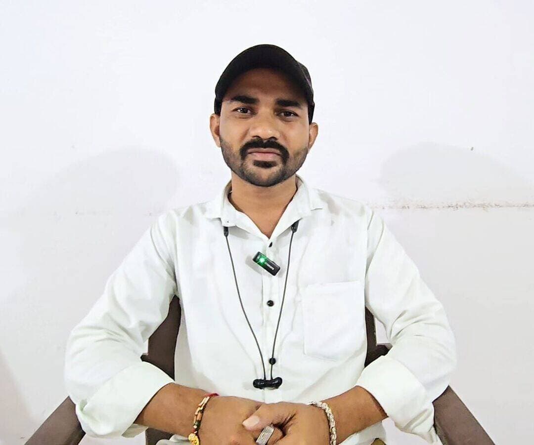 *सफलता की कहानी*
*भगवान बिरसा मुंडा स्वरोजगार योजना से संवरी अनिल खरते की राह*
------
*11.50 लाख का ऋण लेकर परिवहन सेवा से स्थापित किया सफल व्यवसाय; हर माह कमा रहे औसतन 15,000 रुपये*
बड़वानी 5 सितंबर 2026/प्रदेश सरकार की जनकल्याणकारी योजनाएं आदिवासी युवाओं को न केवल आर्थिक रूप से सशक्त बना रही हैं, बल्कि उन्हें आत्मनिर्भरता की नई दिशा भी दे रही हैं। ऐसी ही एक प्रेरणादायक सफलता की कहानी है बड़वानी जिले के श्री अनिल खरते की, जिन्होंने मध्यप्रदेश आदिवासी वित्त एवं विकास निगम द्वारा संचालित 'भगवान बिरसा मुंडा स्वरोजगार योजना' का लाभ उठाकर अपना खुद का परिवहन व्यवसाय सफलतापूर्वक स्थापित किया है।
श्री अनिल खरते ने स्वरोजगार स्थापित करने के उद्देश्य से भगवान बिरसा मुंडा स्वरोजगार योजना के तहत MP Online SAMAST पोर्टल के माध्यम से आवेदन किया था। निगम द्वारा प्रकरण स्वीकृत होने के पश्चात मध्यप्रदेश ग्रामीण बैंक, बड़वानी शाखा से उन्हें 11.50 लाख रुपये का ऋण स्वीकृत किया गया। इस वित्तीय सहायता से अनिल ने नया वाहन क्रय कर बड़वानी जिले में अपनी परिवहन सेवा की शुरुआत की।
आज अनिल खरते न केवल अपने व्यवसाय को सफलतापूर्वक चला रहे हैं, बल्कि इससे उन्हें औसतन 15,000 रुपये प्रति माह की आय हो रही है। इस मासिक आय से वे अपने परिवार को एक बेहतर और सुरक्षित भविष्य प्रदान कर पा रहे हैं। अपनी सफलता पर प्रसन्नता व्यक्त करते हुए अनिल ने बताया कि सरकार की इस योजना ने उनके सपनों को साकार कर जीवन को एक नई दिशा दी है।
*क्या है भगवान बिरसा मुंडा स्वरोजगार योजना?*
भगवान बिरसा मुंडा स्वरोजगार योजना मध्य प्रदेश शासन द्वारा अनुसूचित जनजाति (ST) वर्ग के शिक्षित युवाओं को स्वरोजगार एवं नए उद्यम स्थापित करने के उद्देश्य से संचालित की जा रही है। इस योजना का लाभ लेने के लिए आवेदक का मध्य प्रदेश का मूल निवासी और अनुसूचित जनजाति वर्ग से होना अनिवार्य है। योजना के अंतर्गत 18 से 45 वर्ष की आयु के ऐसे युवा, जो न्यूनतम 8वीं कक्षा उत्तीर्ण हैं, पात्र माने गए हैं। इसके तहत उद्योग या विनिर्माण इकाई की स्थापना के लिए 1 लाख रुपये से लेकर 50 लाख रुपये तक तथा सेवा इकाई एवं खुदरा व्यवसाय के लिए 1 लाख रुपये से लेकर 25 लाख रुपये तक की परियोजनाओं हेतु वित्तीय सहायता दी जाती है। योजनांतर्गत हितग्राहियों को बैंक द्वारा स्वीकृत शेष ऋण पर 5 प्रतिशत प्रतिवर्ष की दर से ब्याज अनुदान और बैंक ऋण गारंटी शुल्क अधिकतम 7 वर्षों तक वितीय सहायता प्रदान की जाती है। इसके लिए ऋण आवेदन पत्र MP Online के SAMAST पोर्टल के माध्यम से ऑनलाइन भरे जाते हैं, जबकि अधिक जानकारी एवं सहायता के लिए इच्छुक आवेदक मध्यप्रदेश आदिवासी वित्त एवं विकास निगम की शाखा, जिला बड़वानी में संपर्क कर सकते हैं।
<nis:link nis:type=tag nis:id=jansamparkmp nis:value=JansamparkMP nis:enabled=true nis:link/>
<nis:link nis:type=tag nis:id=badwani nis:value=Badwani nis:enabled=true nis:link/>