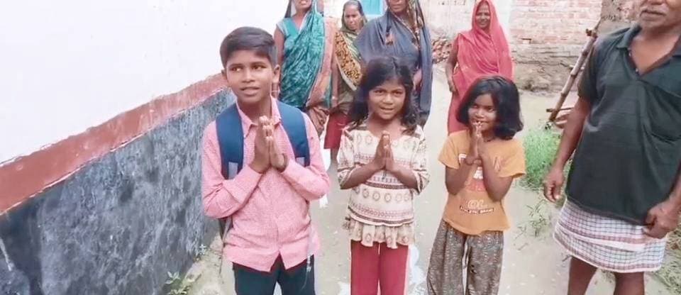 #बलिया #बेल्थरारोड जलजमाव और कीचड़ से बदहाल सड़क पर स्कूल यूनिफॉर्म में बच्चों ने हाथ जोड़कर बलिया #डीएम से लगाई सड़क बनवाने की गुहार, #सोशल_मीडिया पर #वायरल हुआ #वीडियो तो डीएम ने लिया तत्काल संज्ञान। बच्चों की आवाज सुनकर शनिवार को सीयर #बीडीओ सूर्य प्रकाश खुद समसुद्दीनपुर गांव पहुंचे और सड़क की बदहाली का जायजा लेकर मौके पर ईंट गिरवाते हुए निर्माण कार्य शुरू करा दिया। मासूम बच्चों की अपील ने आखिरकार प्रशासन को गांव की बदहाल सड़क तक पहुंचा दिया।
#nonfollowersviewers #followerseveryone
#Ballia #BalliaNews #Samsuddinpur #BeltharaRoad #SiarBlock #BalliaDM #ManglaPrasadSingh #BDOSuryaprakash #ViralVideo #PublicIssue #BreakingNews #LatestNews