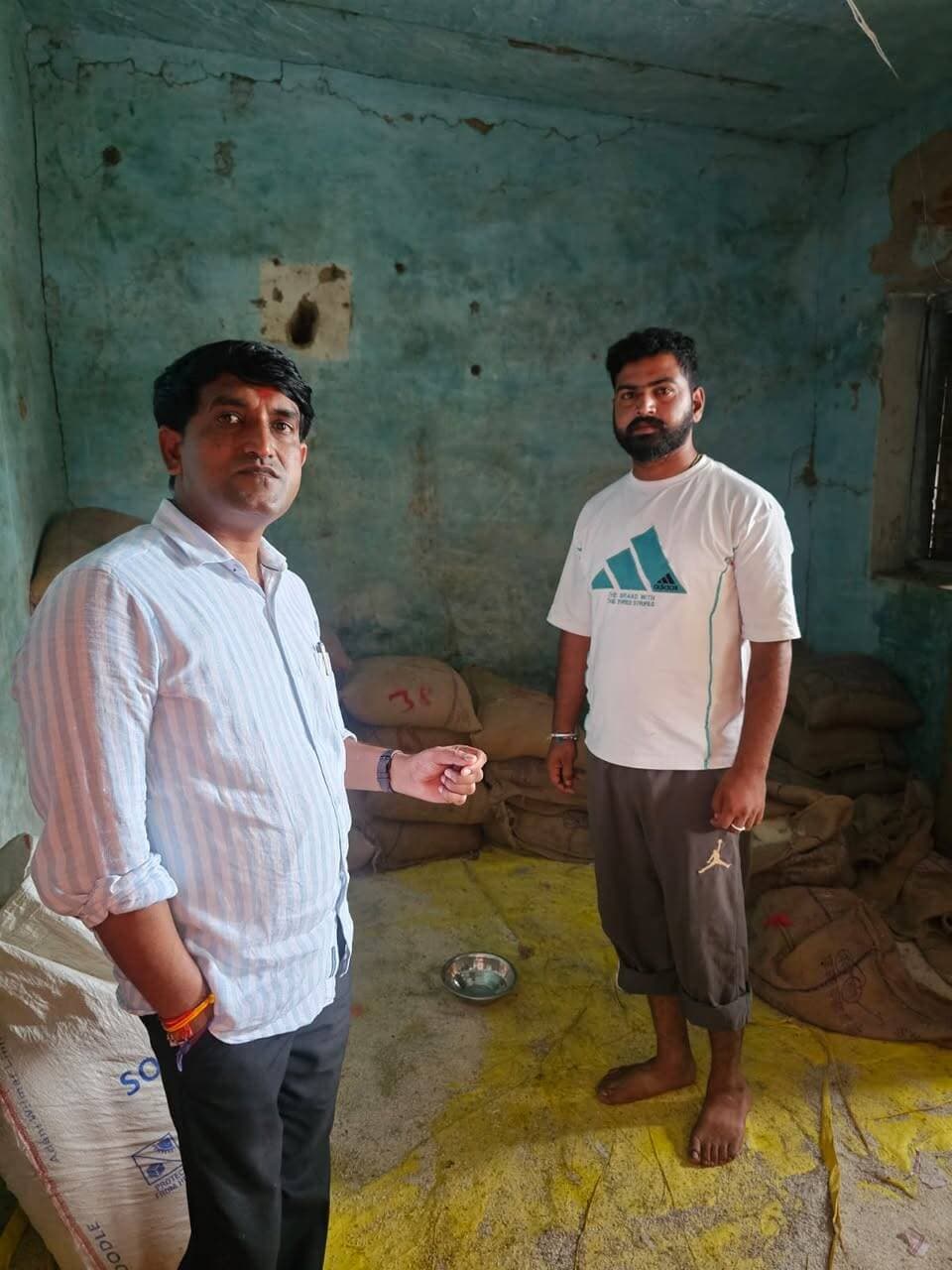 कलेक्टर श्री Arpit Verma IAS के निर्देशानुसार अब एसडीएम और तहसीलदार के साथ-साथ जनपद पंचायत के सीईओ भी मैदान में उतरकर PDS राशन वितरण की सीधी निगरानी करेंगे।
निर्देशों के पालन में पोहरी सीईओ श्री आफीसर सिंह गुर्जर ने भटनावर खाद्यान्न वितरण केंद्र का निरीक्षण किया और सेल्समैन को समय पर 100% राशन वितरण सुनिश्चित करने के कड़े निर्देश दिए।
CM Madhya Pradesh
Department of Food, Civil Supplies & Protection - Madhya Pradesh
#shivpuri