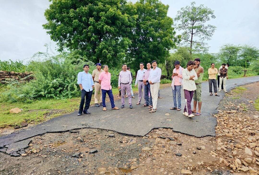 जनपद पंचायत पोहरी की ग्राम पंचायत बिलौआ में शुक्ला नदी का जलस्तर बढ़ने से बंद हुए मुख्य रास्ते का मुख्य कार्यपालन अधिकारी जिला पंचायत श्री विजय राज ने मौके पर पहुँचकर स्थिति का निरीक्षण कर जायजा लिया।
निरीक्षण के दौरान उन्होंने जलभराव और सुरक्षा व्यवस्था की समीक्षा की। उन्होंने मौके पर मौजूद कर्मचारियों को ग्रामीणों की सुरक्षा के पुख्ता इंतजाम करने और स्थिति सामान्य होने तक सतर्कता बरतने के निर्देश दिए।
#shivpuri