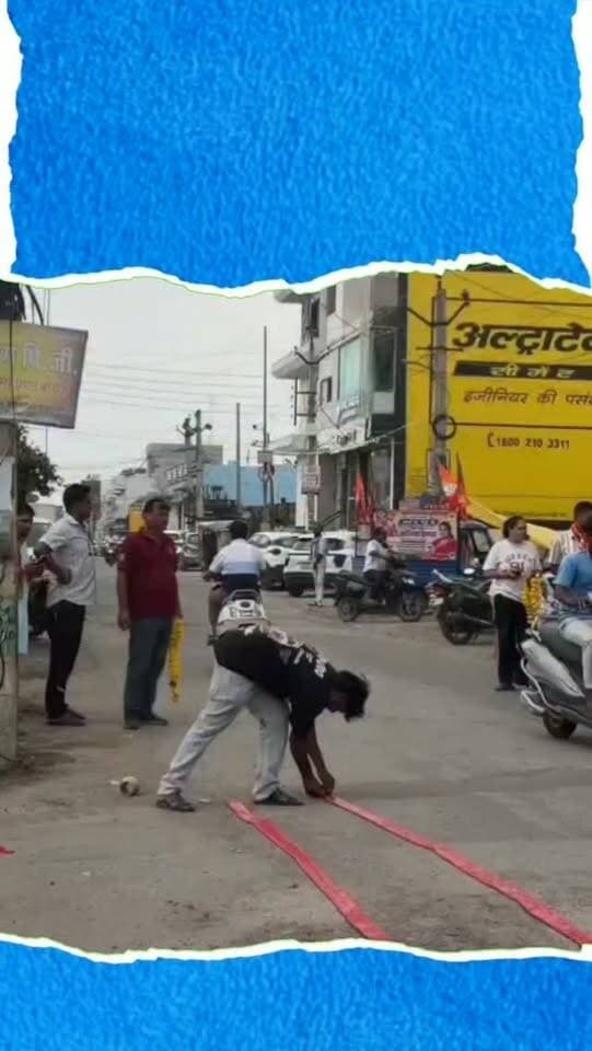 बांसवाड़ा के चुनावी रण में करोड़ों की संपत्ति वाले चेहरे, महेश तेली सबसे सबसे धनी
बांसवाड़ा नगर परिषद चुनाव में करोड़ों की संपत्ति वाले उम्मीदवार भी मैदान में हैं। हलफनामों के मुताबिक वार्ड 10 से कांग्रेस के संजय चौधरी के पास खुद की करीब 1 करोड़ 53 लाख और पत्नी की 50 लाख रुपए की अचल संपत्ति है। वार्ड 12 से भाजपा की सोनिया वैष्णव के पास 1 करोड़ और उनके पति के पास 25 लाख रुपए की अचल संपत्ति है। वार्ड 17 से भाजपा के राजेश कटारा के पास 2 करोड़ 15 लाख और पत्नी के पास 1 करोड़ 30 लाख, जबकि कांग्रेस के गौतम मईड़ा के पास 1 करोड़ 2 लाख और पत्नी के पास 15 लाख रुपए की अचल संपत्ति है। वार्ड 18 के दीपक जोशी के पास 1 करोड़ 24 लाख 75 हजार, वार्ड 24 के मयंक जैन के पास 1 करोड़, वार्ड 26 के महावीर के पास 1 करोड़ 50 लाख और पत्नी के पास 1 करोड़ 31 लाख 50 हजार रुपए हैं। वार्ड 28 के आशीष मेहता के पास 1 करोड़ 55 लाख 90 हजार 400 रुपए की अचल संपत्ति है। वार्ड 47 के महेश चंद्र तेली के पास 16 करोड़ 85 लाख, वार्ड 49 के भरत जोशी क�