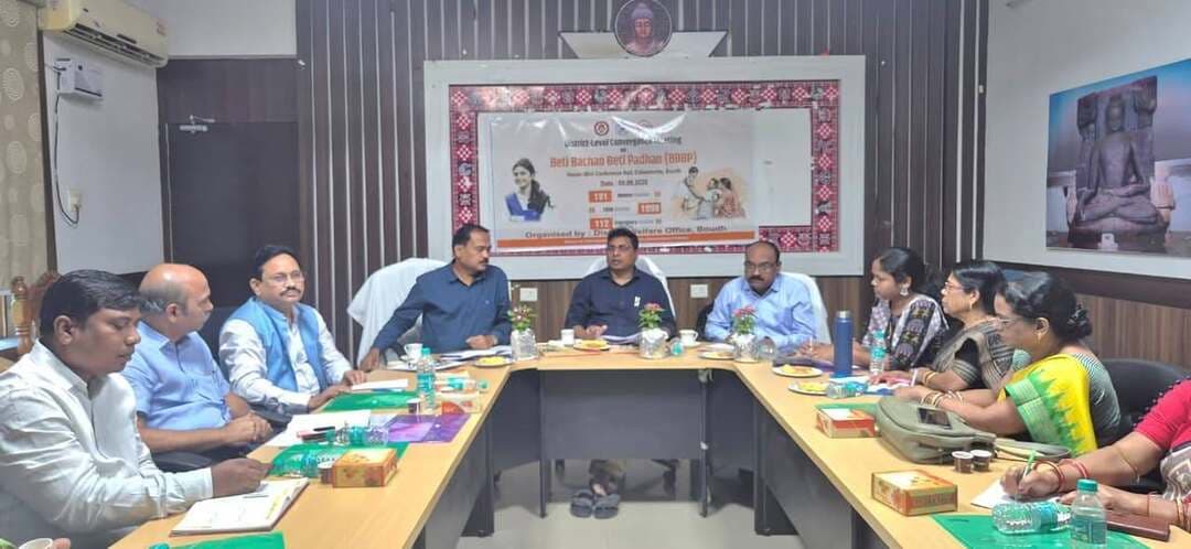 ବୌଦ୍ଧରେ 'ବେଟି ବଚାଓ, ବେଟି ପଢ଼ାଓ' ଯୋଜନାର ଜିଲ୍ଲା ସ୍ତରୀୟ ସମନ୍ୱୟ ବୈଠକ ଅନୁଷ୍ଠିତ
କନ୍ୟା ସନ୍ତାନମାନଙ୍କ ସୁରକ୍ଷା, ସ୍ୱାସ୍ଥ୍ୟ ଏବଂ ଶିକ୍ଷାର ବିକାଶକୁ ତୃଣମୂଳ ସ୍ତରରେ ଆହୁରି ସକ୍ରିୟ କରିବା ପାଇଁ ବୌଦ୍ଧ ଜିଲ୍ଲା ପ୍ରଶାସନ ପକ୍ଷରୁ ଏକ ଗୁରୁତ୍ୱପୂର୍ଣ୍ଣ ସମନ୍ୱୟ ବୈଠକ ଅନୁଷ୍ଠିତ ହୋଇଯାଇଛି। କାର୍ଯ୍ୟକ୍ରମରେ ଜିଲ୍ଲାପାଳ ବିଭୂତି ଭୂଷଣ ନାୟକ ଅଧ୍ୟକ୍ଷତା କରିଥିଲେ
ସମ୍ମାନିତ ଅତିଥି ଭାବରେ ଅତିରିକ୍ତ ଜିଲ୍ଲାପାଳ ଅନିରୁଦ୍ଧ ପଧାନ, ଜିଲ୍ଲା ମୁଖ୍ୟ ଉନ୍ନୟନ ଅଧିକାରୀ ପ୍ରଭାସ ଚନ୍ଦ୍ର ଦଣ୍ଡସନା
ଜିଲ୍ଲା ସମାଜ ମଙ୍ଗଳ ଅଧିକାରୀ ଶ୍ରୀମତୀ ସାଗରିକା ଦତ୍ତ l ଶିକ୍ଷା, ସ୍ୱାସ୍ଥ୍ୟ, ପୋଲିସ, ମିଶନ ଶକ୍ତି, ଶ୍ରମ ଓ ସାମାଜିକ ସୁରକ୍ଷା ଭଳି ପ୍ରମୁଖ ବିଭାଗଗୁଡ଼ିକ ମଧ୍ୟରେ ସମନ୍ୱୟ ରକ୍ଷା କରି କାର୍ଯ୍ୟ କରିବାକୁ ଜିଲ୍ଲାପାଳଙ୍କ ନିର୍ଦ୍ଦେଶ।
ପ୍ରତ୍ୟେକ ପଲ୍ଲୀସଭା ଓ ଗ୍ରାମସଭାରେ ଏହା ଉପରେ ଚର୍ଚ୍ଚା କରିବା ସହ ଦେଶର ସଫଳ ମହିଳାମାନଙ୍କ ଜୀବନୀ ମାଧ୍ୟମରେ କନ୍ୟା ସନ୍ତାନ ଓ କିଶୋରୀମାନଙ୍କୁ ପ୍ରେରିତ କରିବାକୁ ପରାମର୍ଶ।
ବେଟି ବଚାଓ, ବେଟି ପଢ଼ାଓ ଯୋଜନାର ସଫଳତା ପାଇଁ ଅତିରିକ୍ତ ଜିଲ୍ଲାପାଳଙ୍କ ଦ୍ୱାରା ସାମୂହିକ ଶପଥ ପାଠ।
'ଡିଷ୍ଟ୍ରିକ୍ଟ ହବ୍ ଫର୍ ଏମପାୱାରମେଣ୍ଟ ଅଫ୍ ୱିମେନ୍' (DHEW) ର ସୁଜାତା ପାଣିଗ୍ରାହୀ ଓ ଟିମ୍ଙ୍କ ଦ୍ୱାରା କାର୍ଯ୍ୟକ୍ରମଟି ସୁଚାରୁରୂପେ ପରିଚାଳିତ ହୋଇଥିଲା।
#Boudh #BetiBachaoBetiPadhao #WomenEmpowerment #DistrictAdministrationBoudh #Odisha #GirlChildEducation #dewalt