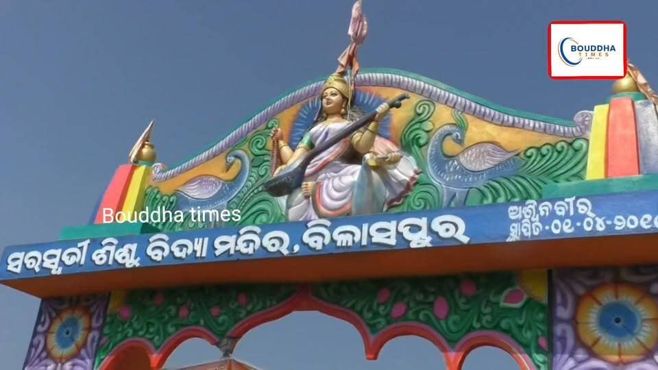 ପୂଜ୍ୟ ପୂଜାର ପରମ୍ପରା: ବିଲାସପୁର ସରସ୍ୱତୀ ଶିଶୁ ମନ୍ଦିରରେ ସାମୂହିକ ଗୁରୁ ପୂଜନ ଉତ୍ସବ
ବିଲାସପୁର ସରସ୍ୱତୀ ଶିଶୁ ବିଦ୍ୟା ମନ୍ଦିର ପରିସରରେ ଗୁରୁ ଶିଷ୍ୟ ପରମ୍ପରାକୁ ଆଗେଇ ନେବା ସହ ଗୁରୁଜନଙ୍କୁ ସମ୍ମାନ ଜଣାଇବା ଉଦ୍ଦେଶ୍ୟରେ ଏକ ଆଧ୍ୟାତ୍ମିକ ଓ ଭାବପୂର୍ଣ୍ଣ ସାମୂହିକ ଗୁରୁ ପୂଜନ ଉତ୍ସବ ଅନୁଷ୍ଠିତ ହୋଇଯାଇଛି l ଏହି ସ୍ୱତନ୍ତ୍ର କାର୍ଯ୍ୟକ୍ରମରେ ୩୫ ଜଣ ଅବସରପ୍ରାପ୍ତ ଶିକ୍ଷକ-ଶିକ୍ଷୟିତ୍ରୀ ଯୋଗଦେଇ କାର୍ଯ୍ୟକ୍ରମର ଶୋଭା ବଦ୍ଧନ କରିଥିଲେ। ବିଦ୍ୟାଳୟର ଭାଇ-ଭଉଣୀ ଓ ଗୁରୁଜୀ-ଗୁରୁମାମାନେ ଅବସରପ୍ରାପ୍ତ ଶିକ୍ଷକମାନଙ୍କୁ ଭକ୍ତିପୂତ ସମ୍ବର୍ଦ୍ଧନା