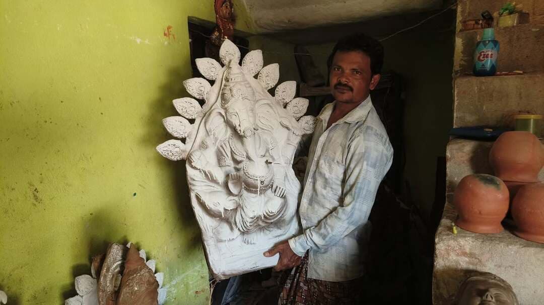 ଗଣେଶ ପୂଜା ପାଇଁ ସଜେଇ ହେଉଛନ୍ତି ବିଘ୍ନବିନାଶକ!
ବୌଦ୍ଧ ଜିଲ୍ଲା କଣ୍ଟାମାଳ ବ୍ଲକ ବିଳାସପୁର ଗ୍ରାମର ସୁନାମଧନ୍ୟ କାରିଗର କ୍ଷମାନିଧି ରଣା ନିଜ ହାତର ଯାଦୁରେ ତିଆରି କରିଛନ୍ତି ଶହେରୁ ଉର୍ଦ୍ଧ୍ୱ ବିଭିନ୍ନ ଶୈଳୀର ଆକର୍ଷଣୀୟ ଗଣେଶ ମୂର୍ତ୍ତି।
ମୂର୍ତ୍ତିର ବିଶେଷତା ଓ ସୂଚନା:
ଉଚ୍ଚତା: ୧ ଫୁଟ୍ରୁ ଆରମ୍ଭ କରି ୩ ଫୁଟ୍ ଓ ୫ ଫୁଟ୍ ପର୍ଯ୍ୟନ୍ତ ବିଭିନ୍ନ ଆକାରର ମୂର୍ତ୍ତି ଉପଲବ୍ଧ।
ମୂଲ୍ୟ: ମାତ୍ର ₹୧୦୦ ରୁ ଆରମ୍ଭ କରି ₹୨୫୦୦ ଟଙ୍କା ମଧ୍ୟରେ (ସାଧାରଣ ଲୋକଙ୍କ ବଜେଟ୍କୁ ଆଖିଆଗରେ ରଖି)।
ବର୍ତ୍ତମାନର ସ୍ଥିତି: ଗଣେଶ ପୂଜା ପାଖେଇ ଆସୁଥିବାରୁ ଶେଷ ପର୍ଯ୍ୟାୟର ରଙ୍ଗ କାମ ଚାଲିଛି। ପୂଜା ପୂର୍ବରୁ ସମସ୍ତ ମୂର୍ତ୍ତି ସମ୍ପୂର୍ଣ୍ଣ ପ୍ରସ୍ତୁତ ହୋଇଯିବ।
ପବିତ୍ର ଗଣେଶ ପୂଜା ପାଇଁ ସୁନ୍ଦର ଓ ଆକର୍ଷଣୀୟ ମୂର୍ତ୍ତି କିଣିବାକୁ ଚାହୁଁଥିଲେ ଆଜି ହିଁ ଯୋଗାଯୋଗ କରନ୍ତୁ!
ଯୋଗାଯୋଗ ନମ୍ବର: 9937795755
ଠିକଣା: କ୍ଷମାନିଧି ରଣା,ଗ୍ରାମ- ବିଳାସପୁର, ବ୍ଲକ- କଣ୍ଟାମାଳ, ଜିଲ୍ଲା- ବୌଦ୍ଧ
ସ୍ଥାନୀୟ କାରିଗରଙ୍କୁ ପ୍ରୋତ୍ସାହିତ କରନ୍ତୁ, ନିଜ ଘରକୁ ଓ ପୂଜା ମଣ୍ଡପକୁ ଗଣପତି ବାପ୍ପାଙ୍କୁ ଆଦରର ସହ ନେଇ ଆସନ୍ତୁ!
#GaneshPuja #Bodh #Kantamal #Vilaspur #GaneshIdols #Handicraft #OdiaCulture #VocalForLocal #Odisha
