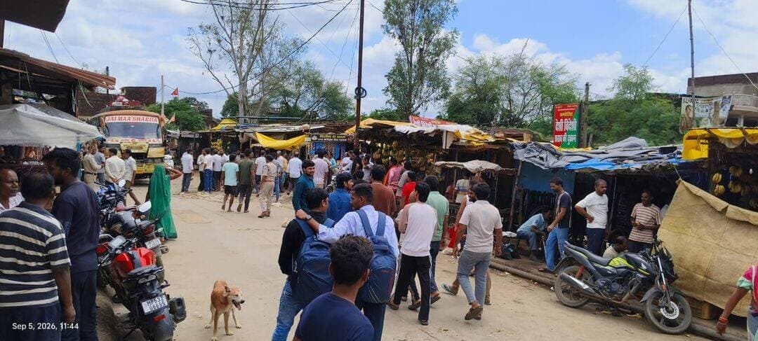 जाम हटाने की कार्रवाई पर बवाल: मड़वास थाना प्रभारी के खिलाफ व्यापारियों ने खोला मोर्चा, थाने का किया घेराव
मड़वास। सीधी जिले के मड़वास थाना क्षेत्र में शनिवार को बाजार में लगने वाले जाम को लेकर पुलिस और व्यापारियों के बीच विवाद की स्थिति निर्मित हो गई। थाना प्रभारी द्वारा सड़क किनारे बेतरतीब खड़े वाहनों और बाजार में यातायात बाधित करने वाले अतिक्रमण को हटाने की कार्रवाई किए जाने के बाद व्यापारियों ने थाना प्रभारी अतर सिंह के खिलाफ मोर्चा खोल दिया और बड़ी संख्या में थाने पहुंचकर घेराव शुरू कर दिया।
दरअसल, मड़वास बाजार में लंबे समय से सड़क के दोनों ओर दुकानदारों द्वारा टीन शेड, सामान और अन्य सामग्री सड़क तक फैलाकर रखने की शिकायतें सामने आ रही थीं। इसके अलावा दुकानों पर आने वाले बड़े वाहन सड़क के किनारे खड़े कर दिए जाते हैं। बाजार में मोटरसाइकिल और अन्य वाहनों की अव्यवस्थित पार्किंग के कारण भी यातायात व्यवस्था प्रभावित होती है। कई बार स्थिति इतनी बिगड़ जाती है कि लोगों को घंटों जाम में फंसे रहना पड़ता है।
स्थानीय लोगों और व्यापारियों द्वारा जाम की समस्या को लेकर पुलिस से शिकायतें की गई थीं। बताया गया कि शिकायतों के बाद थाना प्रभारी अतर सिंह शनिवार को बाजार में यातायात व्यवस्था सुधारने और सड़क किनारे खड़े वाहनों को हटवाने के लिए पहुंचे। इसी दौरान कुछ व्यापारियों और पुलिस के बीच विवाद हो गया।
व्यापारी मानिक लाल गुप्ता ने आरोप लगाया कि शनिवार दोपहर करीब एक बजे थाना प्रभारी उनकी दुकान के सामने पहुंचे और गाड़ी खड़ी करने को लेकर उनसे सवाल किया। व्यापारी का आरोप है कि इस दौरान थाना प्रभारी ने उनके साथ गाली-गलौज और अपशब्दों का इस्तेमाल किया। इसी के विरोध में व्यापारी एकजुट होकर थाना पहुंचे और थाना प्रभारी के खिलाफ कार्रवाई की मांग को लेकर घेराव किया।
वहीं, थाना प्रभारी अतर सिंह ने व्यापारियों के आरोपों को खारिज करते हुए कहा कि बाजार में लगातार जाम की शिकायतें मिल रही थीं। इसी के चलते वे व्यवस्था देखने पहुंचे थे। सड़क किनारे अव्यवस्थित तरीके से खड़े वाहनों को हटाने के लिए कहा गया, लेकिन कुछ लोगों ने विरोध करते हुए उन्हें घेर लिया और दबाव बनाने का प्रयास किया।
फिलहाल, पुलिस और व्यापारियों के बीच हुए इस विवाद को लेकर क्षेत्र में तनाव की स्थिति बनी हुई है। व्यापारियों की मांग है कि मामले की निष्पक्ष जांच कर उचित कार्रवाई की जाए, जबकि पुलिस का कहना है कि बाजार में यातायात व्यवस्था बनाए रखना उसकी जिम्मेदारी है।