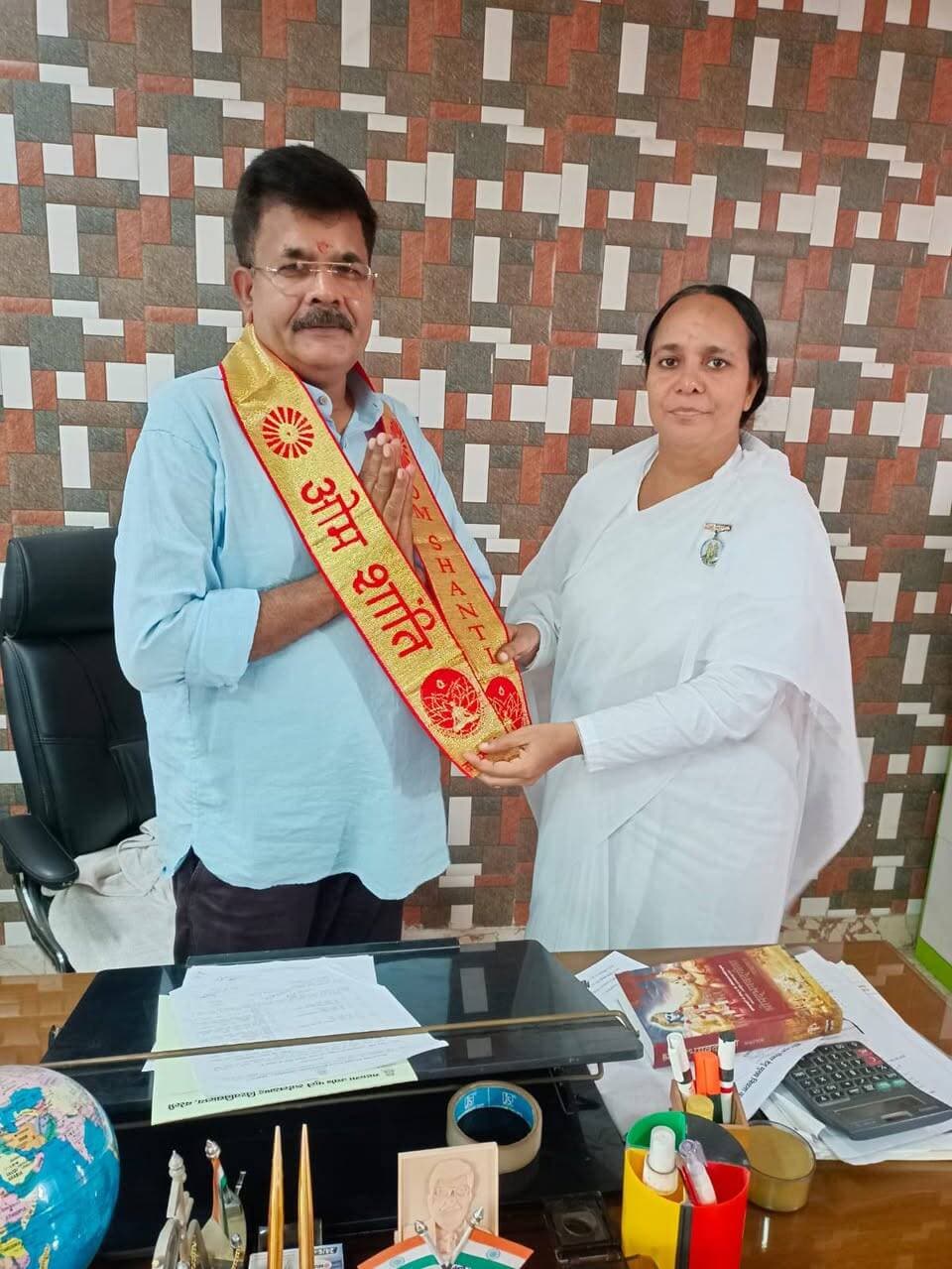 शिक्षक दिवस पर शिक्षाविदों का ब्रह्माकुमारीज ने किया सम्मान
बरेली। शिक्षक दिवस के उपलक्ष्य में मिथिलापुरी स्थित ब्रह्माकुमारीज सेवा केंद्र की ओर से शिक्षाविदों एवं समाज के विभिन्न क्षेत्रों में उल्लेखनीय योगदान देने वाले गणमान्यजनों का सम्मान किया गया। इस अवसर पर सभी अतिथियों को ब्रह्माकुमारी बहन रजनी जी ने पटका पहनाकर एवं ईश्वरीय सौगात भेंट कर सम्मानित किया।
कार्यक्रम में महात्मा ज्योतिबा फुले रुहेलखंड विश्वविद्यालय के कंप्यूटर साइंस एवं इंजीनियरिंग विभाग के प्रोफेसर डॉ. वेद प्रकाश, चीफ प्रॉक्टर एवं प्रोफेसर डॉ. रविंद्र सिंह, केमिस्ट्री विभाग की हेड डॉ. निवेदिता श्रीवास्तव, क्षेत्रीय उपाध्यक्ष भारतीय जनता पार्टी, डॉ. सुमित, एसोसिएट प्रोफेसर कंप्यूटर साइंस एवं इंजीनियरिंग आदि। इस अवसर पर पूर्व मंडल भाजपा अध्यक्ष, डॉ. शेफालिका सहित अन्य गणमान्यजन उपस्थित रहे।
इस अवसर पर ब्रह्माकुमारी रजनी बहन ने शिक्षक दिवस की शुभकामनाएं देते हुए कहा कि शिक्षक केवल शिक्षा प्रदान करने का कार्य नहीं करते, बल्कि विद्यार्थियों के जीवन को सही दिशा देकर उनके चरित्र एवं संस्कारों का निर्माण भी करते हैं। शिक्षा के साथ आध्यात्मिक मूल्यों और सकारात्मक सोच को जोड़ना आज की महत्वपूर्ण आवश्यकता है।
कार्यक्रम में उपस्थित सभी अतिथियों को माउंट आबू स्थित ब्रह्माकुमारीज के आध्यात्मिक मुख्यालय आने का निमंत्रण भी दिया गया। कार्यक्रम में बीके नीतू बहन सहित ब्रह्माकुमारीज के अन्य भाई-बहन उपस्थित रहे।
**कार्यक्रम का उद्देश्य शिक्षा जगत से जुड़े लोगों के प्रति सम्मान व्यक्त करने के साथ-साथ समाज में सकारात्मक सोच, श्रेष्ठ संस्कार और आध्यात्मिक मूल्यों को बढ़ावा देना रहा।**
#Bareilly #news #live