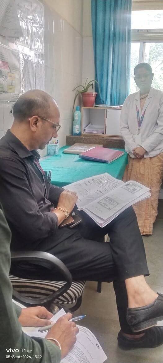 कलेक्टर ने जिला चिकित्सालय पहुंचकर ब्लड बैंक का किया निरीक्षण
---
कलेक्टर श्री साकेत मालवीय ने शनिवार को जिला चिकित्सालय पहुंचकर ब्लड बैंक का निरीक्षण किया। निरीक्षण के दौरान उन्होंने ब्लड बैंक में उपलब्ध व्यवस्थाओं का जायजा लिया तथा विभिन्न दस्तावेजों एवं अभिलेखों का परीक्षण किया।
कलेक्टर श्री मालवीय ने ब्लड बैंक में रक्त संग्रहण, उपलब्ध रक्त की स्थिति, वितरण व्यवस्था तथा दैनिक रिकॉर्ड का अवलोकन किया। उन्होंने संबंधित अधिकारियों एवं कर्मचारियों से आवश्यक जानकारी प्राप्त करते हुए दस्तावेजों का नियमित रूप से संधारण एवं अद्यतन रखने के निर्देश दिए।
उन्होंने कहा कि ब्लड बैंक में रक्त की उपलब्धता एवं वितरण से संबंधित समस्त जानकारी व्यवस्थित एवं पारदर्शी रूप से दर्ज की जाए। साथ ही रक्तदाताओं से संबंधित रिकॉर्ड, रक्त संग्रहण एवं परीक्षण की प्रक्रिया तथा अन्य आवश्यक अभिलेखों का नियमानुसार संधारण सुनिश्चित किया जाए। एक दौरान उन्होंने ओपीडी के निर्माण कार्यों का भी निरीक्षण कर आवश्यक निर्देश दिए।
इस अवसर पर सिविल सर्जन डॉक्टर बी एल टैगोर उपस्थित रहे।
#ashoknagar