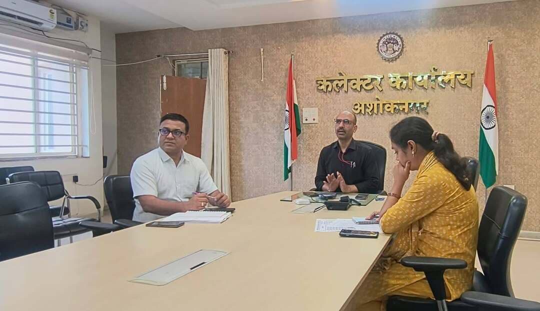 कलेक्टर ने गूगल मीट के माध्यम से भू-माफिया, राशन वितरण,रेत माफिया एवं अतिवर्षा की स्थिति की समीक्षा की
--
कलेक्टर श्री साकेत मालवीय ने शनिवार को गूगल मीट के माध्यम से जिले में समुचित राशन वितरण, भू-माफिया,रेत माफिया के विरुद्ध कार्रवाई तथा अतिवर्षा को दृष्टिगत रखते हुए आवश्यक तैयारियों एवं कार्यवाहियों की विस्तार से समीक्षा की। उन्होंने संबंधित अधिकारियों को सभी विषयों पर गंभीरता से कार्य करते हुए आवश्यक निर्देशों का समय-सीमा में पालन सुनिश्चित करने के निर्देश दिए।
कलेक्टर श्री मालवीय ने जिले में सार्वजनिक वितरण प्रणाली के अंतर्गत पात्र हितग्राहियों को निर्धारित मात्रा में गुणवत्तापूर्ण राशन समय पर उपलब्ध कराने के निर्देश दिए। उन्होंने राशन वितरण व्यवस्था की नियमित निगरानी करने तथा किसी भी प्रकार की अनियमितता पाए जाने पर संबंधित के विरुद्ध नियमानुसार कार्रवाई करने के निर्देश दिए। बैठक में भू-माफिया के विरुद्ध की जा रही कार्रवाई की भी समीक्षा की गई। कलेक्टर ने अधिकारियों को शासकीय भूमि पर अवैध कब्जे, अतिक्रमण एवं अन्य अनियमितताओं की जानकारी प्राप्त कर नियमानुसार संयुक्त रूप से प्रभावी कार्रवाई करने के निर्देश दिए। उन्होंने कहा कि भू-माफिया के विरुद्ध कार्रवाई में किसी प्रकार की लापरवाही न बरती जाए तथा प्रकरणों का समयबद्ध निराकरण सुनिश्चित किया जाए। उन्होंने जिले में अवैध खनिज उत्खनन एवं रेत माफियाओं के विरूद्ध नियमानुसार सख्त कार्यवाही किये जाने के निर्देश दिये।
अतिवर्षा की स्थिति को दृष्टिगत रखते हुए कलेक्टर ने जिले में नदी-नालों, पुल-पुलियाओं एवं जलभराव वाले क्षेत्रों पर विशेष निगरानी रखने के निर्देश दिए। उन्होंने संबंधित अधिकारियों को संभावित बाढ़ एवं जलभराव की स्थिति में त्वरित राहत एवं बचाव कार्य के लिए आवश्यक संसाधनों और व्यवस्थाओं को तैयार रखने को कहा। साथ ही ग्रामीण एवं नगरीय क्षेत्रों में स्थिति पर लगातार नजर रखने तथा आवश्यकता होने पर तत्काल वरिष्ठ अधिकारियों को अवगत कराने के निर्देश दिए।
कलेक्टर ने अधिकारियों को निर्देशित किया कि अतिवर्षा से उत्पन्न किसी भी आपात स्थिति में आमजन की सुरक्षा सर्वोच्च प्राथमिकता रहे। संबंधित विभाग आपसी समन्वय से कार्य करते हुए राहत एवं बचाव की सभी आवश्यक व्यवस्थाएं सुनिश्चित करें। उन्होंने जल भराव क्षेत्रों में स्कूलों एवं आंगनबाड़ी केंद्रों में विशेष निगरानी रखे जाने तथा आवश्यकता होने पर अवकाश घोषित किए जाने की निर्देश दिए।
गूगल मीट के माध्यम से अपर कलेक्टर श्री डी.एन.सिंह,श्रीमती सोनम जैन,समस्त एसडीएम,तहसीलदार,सीईओ जनपद,सीएमओ एवं संबंधित विभागों के अधिकारियों ने जुडकर भाग लिया।
#ashoknagar