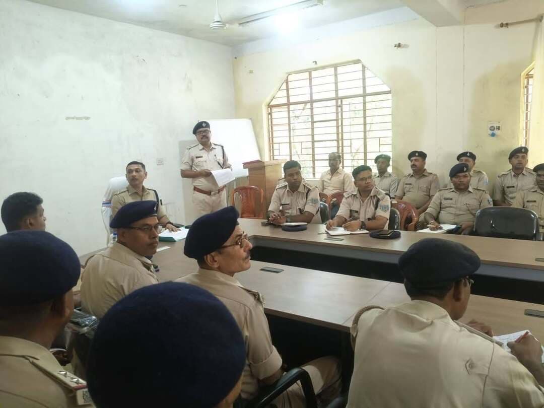 #लातेहार पुलिस केंद्र में पुलिस सभा, कर्मियों की समस्याओं पर हुई चर्चा
लातेहार: में पुलिस अधीक्षक की अध्यक्षता में पुलिस सभा का आयोजन किया गया। बैठक का उद्देश्य पुलिस कर्मियों की समस्याओं को सुनना और उनके कल्याण से जुड़े मुद्दों का समाधान करना था।
सभा में पुलिस एसोसिएशन, पुलिस मेंस एसोसिएशन, विभिन्न थानों, पिकेटों और शाखाओं के पुलिस पदाधिकारी व कर्मी शामिल हुए। कर्मियों ने अपनी व्यक्तिगत और सेवा संबंधी समस्याएं पुलिस अधीक्षक के सामने रखीं।
पुलिस अधीक्षक ने सभी समस्याओं को गंभीरता से सुनते हुए संबंधित अधिकारियों को नियम के अनुसार जल्द समाधान के निर्देश दिए। वहीं, IRB-04 के पुलिस पदाधिकारियों और कर्मियों की सामूहिक समस्याएं भी सुनी गईं और उनके समाधान को लेकर आवश्यक दिशा-निर्देश दिए गए।
#LateharPolice #Latehar #LateharNews #JharkhandPolice #JharkhandNews #PoliceSabha #PoliceWelfare #PoliceNews #IRB04 #PoliceDepartment #LawAndOrder #Jharkhand #RanchiNews #LocalNews #TazaKhabar #BreakingNews #ViralNews #FacebookViral #TrendingNews #LoktantraBharat #लोकतंत्रभारत #NewsJharkhand24Live