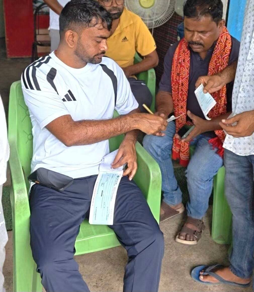 जनता दरबार में जयराम महतो ने दो पीड़ित परिवारों को निजी वेतन से की आर्थिक मदद
#धनबाद: जनता दरबार के दौरान जयराम महतो ने दो जरूरतमंद परिवारों से मुलाकात कर उन्हें अपने निजी वेतन से आर्थिक सहायता दी।
टुंडी विधानसभा के खेसमी निवासी आकाश तुरी सड़क दुर्घटना में गंभीर रूप से घायल हैं और धनबाद के एक निजी अस्पताल में वेंटिलेटर पर उनका इलाज चल रहा है। उनकी स्थिति को देखते हुए जयराम महतो ने इलाज के लिए आर्थिक सहयोग दिया।
वहीं, बाघमारा विधानसभा के कतरास कॉलेज निवासी बीरु भूईया पिछले कई महीनों से गंभीर बीमारी से जूझ रहे हैं। बेहतर इलाज में सहायता के लिए उन्हें भी निजी वेतन से आर्थिक मदद दी गई।
जयराम महतो ने कहा कि मुश्किल समय में जरूरतमंदों के साथ खड़ा होना उनकी प्राथमिकता है। उन्होंने दोनों के जल्द स्वस्थ होने की कामना की।
#JairamMahato #जयराममहतो #Dhanbad #धनबाद #Tundi #टुंडी #Baghmara #बाघमारा #JharkhandNews #Jharkhand #जनतादरबार #जनताकेसाथ #जनसेवा #गरीबोंकीमदद #जरूरतमंदोंकीमदद #मानवता #सहयोग #समाजसेवा #DhanbadNews #JharkhandPolitics #RanchiNews #ViralNews #FacebookViral #TrendingNews #TazaKhabar #BreakingNews #LoktantraBharat #लोकतंत्रभारत #NewsJharkhand24Live