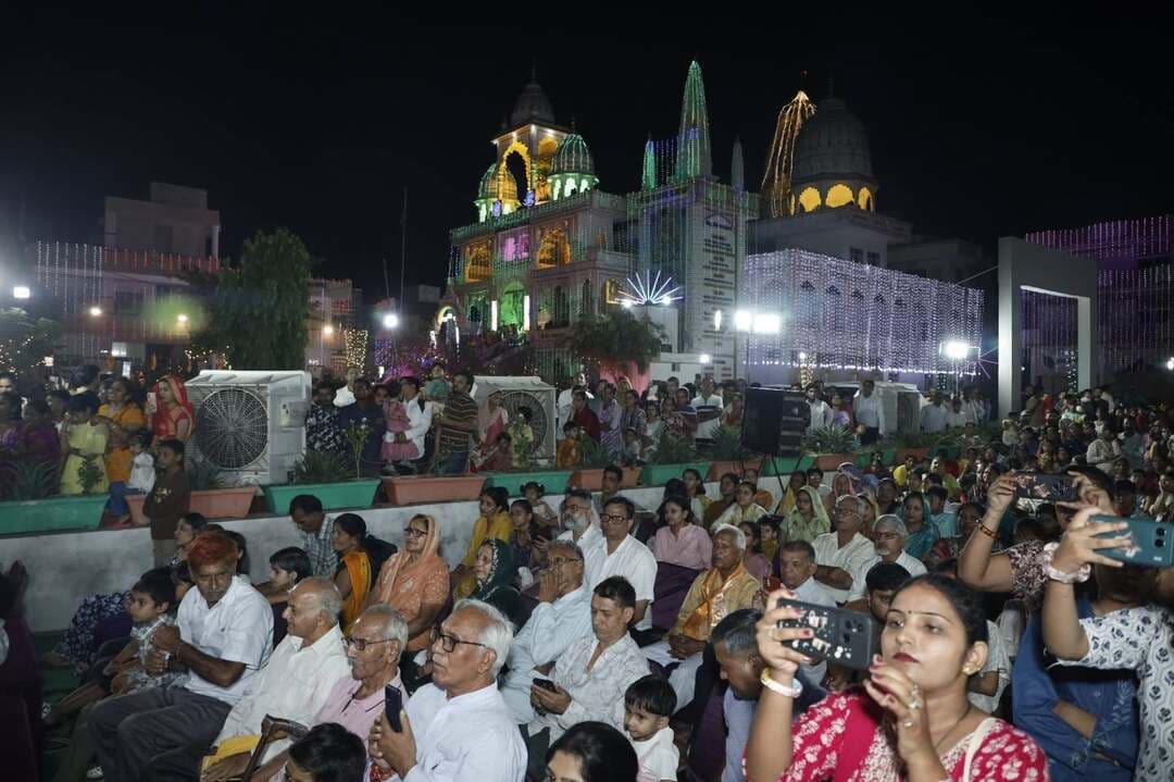 प्रेम मंदिर की तर्ज पर सजा श्री कृष्ण प्रणामी आश्रम
श्री कृष्ण प्रणामी आश्रम में भक्ति, संस्कृति व भव्य झांकियों के संग उल्लासपूर्वक मनाया जन्माष्टमी महापर्व
संस्कृति और जीवन-मूल्यों से जुडऩे की प्रेरण देता है भगवान श्रीकृष्ण का जीवन : सांसद धर्मवीर सिंह
समाज में सकारात्मक ऊर्जा और भाईचारे का संचार करते हैं धार्मिक और सांस्कृतिक महोत्सव : विधायक घनश्याम सर्राफ
भिवानी, 05 सितंबर : यदा यदा हि धर्मस्य ग्लानिर्भवति भारत...की पावन ध्वनि और भक्तिमय वातावरण के बीच स्थानीय दादरी गेट स्थित श्री कृष्ण प्रणामी आश्रम में इस वर्ष श्री कृष्ण जन्माष्टमी का महापर्व भव्य, दिव्य और अलौकिक रूप से मनाया गया। संपूर्ण आश्रम परिसर को वृंदावन के प्रसिद्ध प्रेम मंदिर की तर्ज पर मनमोहक विद्युत लडिय़ों एवं देशी-विदेशी फूलों से सजाया गया था। परमहंस संत शिरोमणि स्वामी डा. सदानन्द महाराज के सानिध्य में आयोजित इस महापर्व में हजारों श्रद्धालुओं ने शिरकत की। आश्रम के राष्ट्रीय प्रवक्ता डा. मुरलीधर शास्त्री ने भगवान श्री कृष्ण के लीलाओं और शिक्षाओं की जानकारी दी एवं आए हुए सभी अतिथियों का स्वागत एवं आभार जताया। हेमंत शास्त्री ने विधिवत वैदिक मंत्र उच्चारण के साथ स्तुति एवं अपने टीम के साथ भगवान श्री कृष्ण का पूजन करवाया।
आश्रम के राष्ट्रीय प्रवक्ता डा. मुरलीधर शास्त्री ने बताया कि भगवान श्रीकृष्ण की जीवन लीलाओं पर प्रकाश डालते हुए कहा कि जन्माष्टमी का यह पावन अवसर केवल एक उत्सव नहीं, बल्कि आस्था, समर्पण और भक्ति का महासंगम है। वृंदावन से पधारे विशेष कलाकारों ने भगवान श्री कृष्ण की बाल लीलाओं, रासलीला और मनमोहक नृत्य-झांकियों की प्रस्तुतियां देकर उपस्थित श्रद्धालुओं को भाव-विभोर कर दिया। कार्यक्रम का शुभारंभ करते हुए भिवानी-महेंद्रगढ़ लोकसभा क्षेत्र से सांसद चौ. धर्मवीर सिंह ने कहा कि श्री कृष्ण जन्माष्टमी सनातन परंपरा का पवित्र पर्व है। यह भगवान श्री कृष्ण के जन्मोत्सव के साथ-साथ उनके दिव्य जीवन, आदर्शों और श्रीमद्भगवद्गीता के संदेशों को आत्मसात करने की प्रेरणा देता है। भगवान कृष्ण ने मानवता को प्रेम, सद्भाव, समता और कर्तव्य के मार्ग पर चलने का संदेश दिया। आज के समय में समाज में एकता और सहयोग को सुदृढ़ करना बेहद आवश्यक है। ऐसे आयोजन नई पीढ़ी को अपनी समृद्ध संस्कृति और सनातन संस्कारों से जोड़ते हैं।
वहीं मध्यरात्रि जन्मोत्सव के उपरांत समापन अवसर पर पहुंचे विधायक घनश्याम सर्राफ ने कहा कि भगवान श्री कृष्ण का जीवन हमें निष्काम कर्म और धर्म के पथ पर अडिग रहने की सीख देता है। ऐसे धार्मिक और सांस्कृतिक महोत्सव समाज में सकारात्मक ऊर्जा और भाईचारे का संचार करते हैं। बच्चों को भारतीय संस्कृति और भगवान श्री कृष्ण के आदर्शों से जोडऩे के लिए प्रतियोगिताएं आयोजित करना एक बेहद सराहनीय प्रयास है।
महोत्सव के दौरान संस्कार भारती की भिवानी इकाई द्वारा श्री कृष्ण की लीलाओं पर आधारित समूह नृत्य प्रतियोगिता का आयोजन किया गया। इसमें शहर व आस-पास के विभिन्न विद्यालयों से आई 18 प्रतिभागी टीमों ने अपनी अद्भुत कला और नृत्य प्रतिभा का प्रदर्शन कर समां बांध दिया। रात ठीक 12 बजे जैसे ही भगवान श्री कृष्ण का जन्मोत्सव हुआ, पूरा आश्रम परिसर जय श्री कृष्णा और हाथी घोड़ा पालकी, जय कन्हैया लाल की के जयकारों से गूंज उठा। शंखनाद, वैदिक मंत्रोच्चार और भव्य महाआरती के साथ भगवान का जन्मोत्सव मनाया गया, जिसके बाद श्रद्धालुओं में विशाल महाप्रसाद का वितरण किया गया।
कार्यक्रम में विशिष्ट अतिथि के रूप में हरियाणा विद्यालय शिक्षा बोर्ड के चेयरमैन शंकर लाल धूपड़, अतिरिक्त उपायुक्त दीपक बाबूलाल करवा, एसडीएम महेश कुमार, उद्योगपति रामचंद्र मित्तल, नरेश आहूजा, डा. कपिल शर्मा, सचिन जैन, सुरेश केडिया, डॉ. कपिल बंसल, प्रवीण शर्मा तथा पुलकित सिंगला सहित अनेक गणमान्य नागरिक एवं श्रद्धालु उपस्थित रहे। इस अवसर पर भाजपा जिला अध्यक्ष विरेंद्र कौशिक, सुनील जोशी, राकेश, दीप अग्रवाल, रमेश अग्रवाल, सीताराम, प्रेम प्रकाश गोयल, हरिकेश गुप्ता, अशोक यादव, रमेश पचेरवाल, उद्योगपति एवं समाजसेवी प्रेमप्रकाश अग्रवाल, श्रीभगवान शास्त्री, सीमा शर्मा, डा. राजेश शर्मा, हनुमान तायल, सुरेश केडिया, रमेश अग्रवाल, दिलीप मिश्रा, अशोक यादव, डा. रामचंद शास्त्री, सुरेश गर्ग दिल्ली, अमित बंसल, डा. मुरलीधर शास्त्री, डा. अनिल गौड, ओपी नंदवानी, ओमप्रकाश टुटेजा, नरेश साहु विनोद छाबड़ा, प्रेमप्रकाश, नरेश आहुजा, मीनू अग्रवाल, डा. अनिल, विनोद गाबा, डा. राजेश शर्मा, दिलीप मिश्रा सहित अनेक श्रद्धालुगण मौजूद रहे।