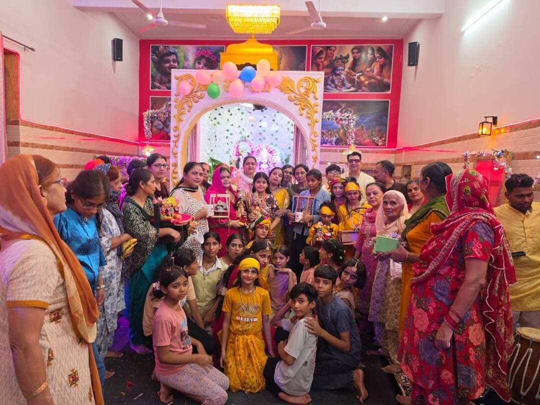 श्रीमती देवी बाई आश्रम में धूमधाम से मनाई गई जन्माष्टमी : बच्चों को दिया नशे से दूर रहने का संदेश
किसी न किसी हुनर को सीखने और अध्यात्म के मार्ग पर चलकर जीवन सार्थक बनाएं युवा : अधिवक्ता अविनाश सरदाना
भिवानी, 05 सितंबर : नंद के आनंद भयो, जय कन्हैया लाल की... के पावन जयकारों के साथ स्थानीय रामगंज महोल्ला स्थित श्रीमती देवी बाई आश्रम में श्री कृष्ण जन्माष्टमी का पर्व पूरी भव्यता, श्रद्धा और उल्लास के साथ आयोजित किया गया। चारों तरफ सजे फूलों और आकर्षक रोशनियों के बीच जब अतिथियों ने श्रद्धापूर्वक बाल-गोपाल को झूला झुलाया, तो पूरा आश्रम परिसर वृंदावन धाम जैसी अलौकिक और आध्यात्मिक ऊर्जा से सराबोर हो गया। भगवान श्रीकृष्ण के जन्मोत्सव की इस पावन बेला में उपस्थित हर श्रद्धालु के चेहरे पर कान्हा के प्रति अनन्य प्रेम और आनंद की चमक साफ दिखाई दे रही थी। कार्यक्रम में मुख्य अतिथि के रूप में पहुंचे वरिष्ठ अधिवक्ता अविनाश सरदाना व आश्रम के संयोजक आशु कामरा ने अपने प्रेरणादायी संबोधन में युवाओं और बच्चों को जीवन में उच्च नैतिक मूल्य अपनाने का संदेश दिया। उन्होंने बच्चों का मार्गदर्शन करते हुए कहा कि वे बुरी आदतों और नशे जैसी कुरीतियों से हमेशा दूर रहें। उन्होंने युवाओं से किसी न किसी हुनर को सीखने और अध्यात्म के मार्ग पर चलकर अपने जीवन को सार्थक बनाने का आह्वान किया। इस अवसर पर विशिष्ट अतिथि के रूप में मौजूद पार्षद विनोद बेड़वाल ने भी कार्यक्रम में अपनी गरिमामयी उपस्थिति दर्ज कराई और बच्चों को दुलारते हुए उनके उज्जवल भविष्य का आशीर्वाद दिया। जन्माष्टमी के इस पावन पर्व पर मंच पर नन्हे-मुन्ने बच्चों द्वारा दी गई मनमोहक सांस्कृतिक प्रस्तुतियों ने समां बांध दिया। कान्हा और राधा के रूप में सजे बच्चों की मासूमियत और सुंदर प्रदर्शन को देखकर पूरा पंडाल तालियों की गडग़ड़ाहट से गूंज उठा। इन प्रतिभाशाली बच्चों का उत्साहवर्धन करने के लिए कुर्ताज वेडिंग प्लेनेट की ओर से विशेष उपहारों (गिफ्ट्स) की व्यवस्था की गई थी। उपहार पाकर बच्चों के चेहरे खिल उठे और उनकी मुस्कान से पूरा वातावरण और अधिक आनंदमय हो गया। इस भव्य और सफल धार्मिक आयोजन को दिव्य रूप देने में ट्रस्ट के संयोजक आशु कामरा की सराहनीय मेहनत और कुशल प्रबंधन का विशेष योगदान रहा। कार्यक्रम में कोच दर्शन कुमार मिड्ढा, विनोद गाबा, जगदीश मुखी, संजय नरुला और सरदार चद्दर वाले सहित कई प्रमुख हस्तियों ने शिरकत कर समारोह की शोभा बढ़ाई। कार्यक्रम के अंत में सभी श्रद्धालुओं ने महाप्रसाद ग्रहण किया और भगवान श्रीकृष्ण से समाज की सुख-समृद्धि एवं शांति की कामना की।