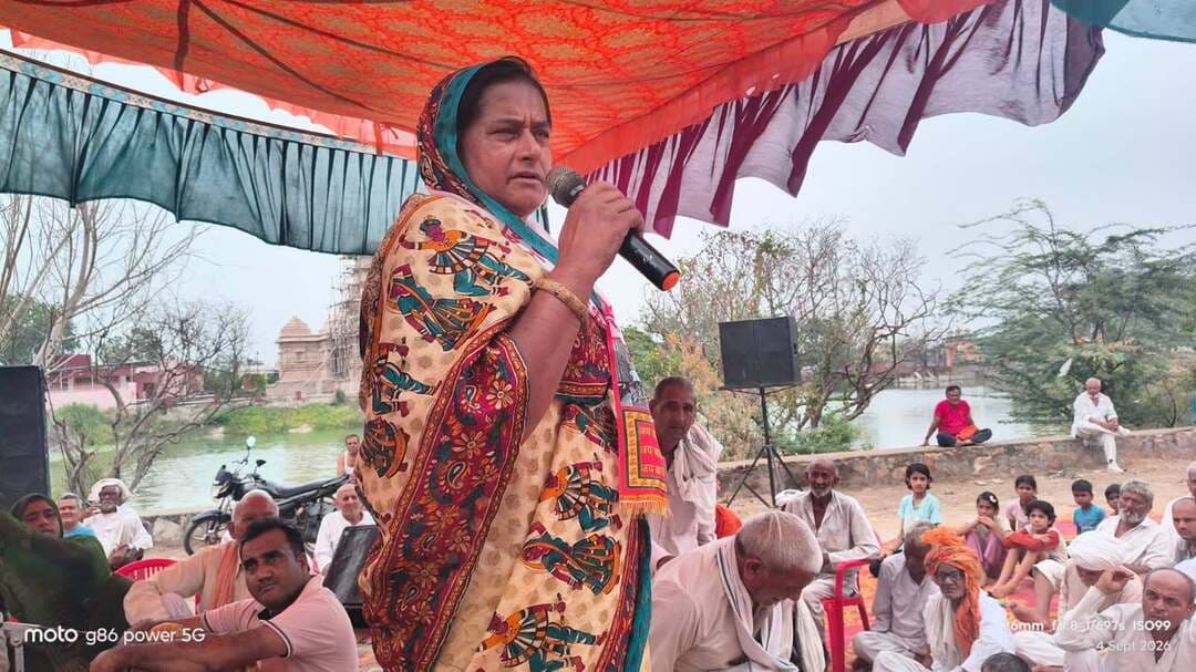 भक्ति, आस्था और परंपरा का संगम : जाटु लोहारी के गोरखनाथ गोगामेडी धाम में धूमधाम से मनाया गोगामेडी पर्व
लोक-संस्कृति और सामाजिक एकता का प्रतीक हैं धार्मिक आयोजन : निर्मला परमार रिवाड़ीखेड़ा
भिवानी, 05 सितंबर : जाकी रही भावना जैसी, प्रभु मूरति देखी तिन तैसी...की पावन भावना और लोक-आस्था के साथ गांव जाटु लोहारी स्थित गोरखनाथ गोगामेडी धाम में गोगामेडी के उपलक्ष्य में भक्तिमय धार्मिक कार्यक्रम का आयोजन किया गया। भक्ति, श्रद्धा और सनातन परंपराओं से ओत-प्रोत इस मेले व धार्मिक आयोजन में केवल जाटु लोहारी ही नहीं, बल्कि आस-पास के दर्जनों गांवों से भारी संख्या में श्रद्धालुओं ने पहुंचकर गोगा जी महाराज और गुरु गोरखनाथ के समक्ष माथा टेका तथा क्षेत्र की सुख-समृद्धि एवं खुशहाली की कामना की। इस अवसर पर समाजसेविका निर्मला परमार रिवाड़ीखेड़ा ने विशेष तौर पर शिरकत की। धाम में पहुंचने पर ग्रामवासियों एवं आयोजन समिति द्वारा उनका पारंपरिक एवं भव्य स्वागत किया गया। धार्मिक कार्यक्रम के दौरान श्रद्धालुओं को संबोधित करते हुए समाजसेविका निर्मला परमार रिवाड़ीखेड़ा ने कहा कि गोगामेडी और गुरु गोरखनाथ का यह पावन धाम केवल धार्मिक आस्था का केंद्र नहीं है, बल्कि यह हमारी समृद्ध लोक-संस्कृति, आपसी भाईचारे और सामाजिक एकता की अटूट मिसाल है। लोक देवता जाहरवीर गोगा जी महाराज का जीवन हमें सर्वसमाज को साथ लेकर चलने, प्राणिमात्र पर दया करने और धर्म के पथ पर अडिग रहने की सीख देता है। उन्होंने कहा कि आज के आधुनिक युग में हमारी युवा पीढ़ी को अपनी सांस्कृतिक जड़ों और सनातन जीवन-मूल्यों से जोड़े रखना बेहद आवश्यक है। ऐसे धार्मिक मेले और आयोजन समाज में व्याप्त नकारात्मकता को दूर कर सकारात्मक ऊर्जा और सद्भाव का संचार करते हैं। जब पूरा गांव और क्षेत्र एक साथ मिलकर प्रभु चरणों में नतमस्तक होता है, तो इससे आपसी प्रेम और समरसता की डोर और अधिक मजबूत होती है। कार्यक्रम के दौरान भजन गायकों द्वारा प्रस्तुत किए गए गोगा जी महाराज व गुरु गोरखनाथ की महिमा के भजनों पर श्रद्धालु देर तक झूमते रहे। पूरा धाम परिसर जय गोगा जी महाराज, जय गुरु गोरखनाथ के जयकारों से गुंजायमान रहा। इस अवसर पर प्रसाद वितरण का भी आयोजन किया गया, जिसमें अनेक भक्तों ने पंक्तिबद्ध होकर प्रसाद ग्रहण किया। इस मौके पर अनेक श्रद्धालुगण मौजूद रहे।