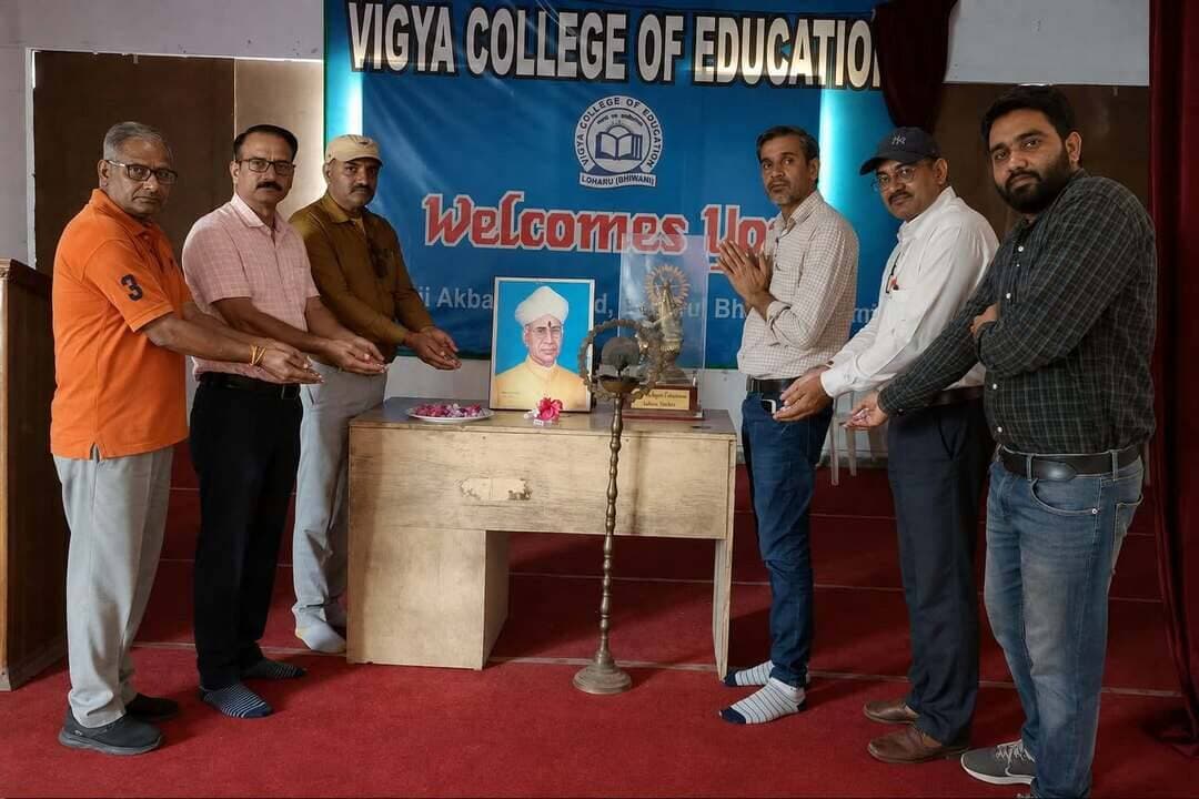 शिक्षक राष्ट्र के निर्माता, शिक्षा सभ्य समाज की आधारशिला : डा. पुनीत वशिष्ठ
विज्ञा कॉलेज ऑफ एजुकेशन लोहारू में हर्षोल्लास से मनाया गया शिक्षक दिवस
भिवानी, 05 सितंबर : विज्ञा कॉलेज ऑफ एजुकेशन लोहारू में शनिवार को शिक्षक दिवस के अवसर पर विशेष समारोह का आयोजन किया गया। कार्यक्रम का शुभारंभ कॉलेज के प्राचार्य डा. पुनीत वशिष्ठ ने भारत के महान शिक्षाविद् एवं पूर्व राष्ट्रपति डा. सर्वपल्ली राधाकृष्णन के चित्र पर पुष्प अर्पित कर किया। इस अवसर पर प्राचार्य डा. पुनीत वशिष्ठ ने कहा कि शिक्षा मनुष्य के जीवन का आधार है। शिक्षा के बिना मनुष्य और पशु में कोई विशेष अंतर नहीं रह जाता, क्योंकि शिक्षा ही हमें मानवता, संस्कार, विवेक और सामाजिक जिम्मेदारियों का बोध कराती है। शिक्षा से प्राप्त ज्ञान ही व्यक्ति को समाज में सम्मान के योग्य बनाता है। उन्होंने कहा कि सभ्य एवं सशक्त समाज के निर्माण में शिक्षा से बढक़र कोई साधन नहीं है और इस कार्य में शिक्षकों का योगदान अतुलनीय है। उन्होंने शिक्षक की भूमिका को स्पष्ट करते हुए कहा कि माता-पिता के बाद शिक्षक ही बच्चों के व्यक्तित्व एवं भविष्य को सही दिशा देने का महत्वपूर्ण कार्य करता है। शिक्षक विद्यार्थियों के जीवन को उसी प्रकार आकार देता है, जैसे एक कुम्हार कच्ची मिट्टी को चाक पर रखकर सुंदर एवं मजबूत घड़े का रूप देता है। उन्होंने कहा कि शिक्षा केवल रोजगार प्राप्त करने का माध्यम नहीं, बल्कि संस्कार, चरित्र निर्माण, सामाजिक समरसता और राष्ट्र निर्माण का आधार है। शिक्षा के बिना किसी भी देश का वास्तविक विकास संभव नहीं है। इस अवसर पर उप-प्राचार्य डा. उमेद शर्मा ने कहा कि शिक्षा ही मनुष्य को महान और सफल बनाती है। शिक्षा के अभाव में व्यक्ति जीवन में भटक सकता है और उसका व्यक्तित्व अधूरा रह सकता है। उन्होंने शिक्षकों को राष्ट्र निर्माता बताते हुए कहा कि विद्यार्थियों के जीवन को सही दिशा देने में शिक्षक की भूमिका अत्यंत महत्वपूर्ण है। उन्होंने कहा कि विद्यार्थियों और शिक्षकों के बीच मित्रवत एवं सकारात्मक संबंध होने चाहिए, ताकि दोनों के बीच बेहतर तालमेल स्थापित हो और विद्यार्थी अपने व्यक्तित्व का सर्वांगीण विकास कर सकें। कार्यक्रम में फार्मेसी कॉलेज के प्राचार्य डॉ. नरेंद्र वत्स, ऑफिस अधीक्षक पुनीत माथुर, मनोज कुमार, मुकेश कुमार, प्रवीण, शिवम, शुभराम, प्रीतम सहित कॉलेज का समस्त शिक्षण एवं गैर-शिक्षण स्टाफ तथा विद्यार्थी उपस्थित रहे। सभी ने शिक्षक दिवस के अवसर पर शिक्षकों के प्रति सम्मान एवं कृतज्ञता व्यक्त की।