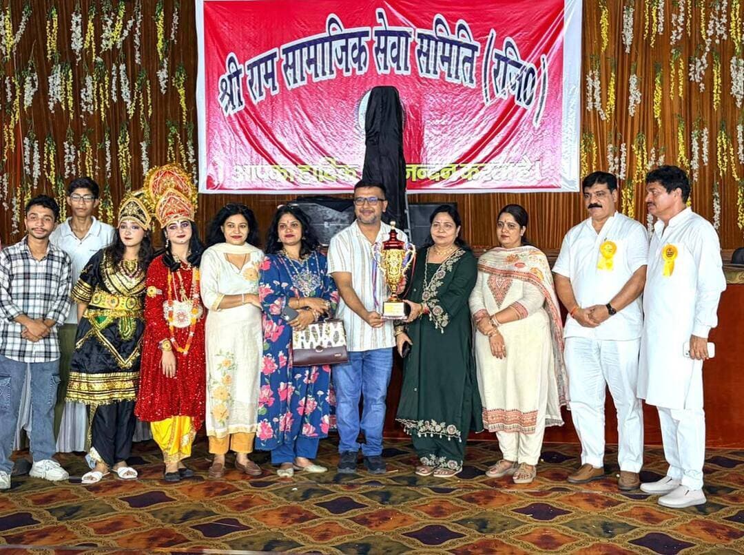वैश्य मॉडल ने डांस में और विद्यांतरिक्ष स्कूल ने झांकी में मारी बाजी
भिवानी( ): श्रीराम सामाजिक सेवा समिति द्वारा सेक्टर-13 में श्रीकृष्ण जन्माष्टमी के अवसर पर आयोजित भव्य ग्रुप डांस एवं ग्रुप झांकी प्रतियोगिता में विभिन्न स्कूलों के सैकड़ों विद्यार्थियों ने श्रीकृष्ण की लीलाओं और भारतीय संस्कृति की मनमोहक प्रस्तुतियां देकर दर्शकों का दिल जीत लिया। देर रात तक चले इस आयोजन में पूरा सेक्टर-13 कृष्णमय नजर आया और हजारों की संख्या में दर्शकों ने कार्यक्रम का आनंद लिया। कार्यक्रम में पुलिस अधीक्षक सुमित कुमार मुख्य अतिथि रहे।
ग्रुप डांस प्रतियोगिता में प्रथम पुरस्कार वैश्य मॉडल सीनियर सेकेंडरी स्कूल ने प्राप्त किया।
द्वितीय पुरस्कार संयुक्त रूप से भिवानी पब्लिक स्कूल और जीडी गोयंका स्कूल को दिया गया। तृतीय पुरस्कार संयुक्त रूप से वात्सल्यम और इंडियन सीनियर सेकेंडरी स्कूल को मिला। सांत्वना पुरस्कार संयुक्त रूप से बिट्स इंटरनेशनल स्कूल, आरपीएस पब्लिक स्कूल और उत्तमी बाई सीनियर सेकेंडरी स्कूल को प्रदान किया गया।बेस्ट कोरियोग्राफर अवॉर्ड जीडी गोयंका स्कूल के हर्ष तनेजा को मिला।इसके अलावा सर्वश्रेष्ठ कृष्ण का पुरस्कार डीएवी पुलिस पब्लिक स्कूल, सर्वश्रेष्ठ राधा का पुरस्कार उत्तमीबाई सीनियर सेकेंडरी स्कूल, बेस्ट सपोर्टिंग एक्टर का पुरस्कार सेंट जेवियर स्कूल तथा बेस्ट कॉस्ट्यूम/सर्वश्रेष्ठ वेशभूषा का पुरस्कार वैश्य मॉडल सीनियर सेकेंडरी स्कूल को मिला। झांकी प्रतियोगिता मे विद्यांतरिक्ष सीनियर सेकेंडरी स्कूल प्रथम स्थान पर रहा। ग्रुप झांकी प्रतियोगिता में प्रथम पुरस्कार विद्यांतरिक्ष स्कूल ने हासिल किया। द्वितीय पुरस्कार संयुक्त रूप से वैश्य मॉडल सीनियर सेकेंडरी स्कूल और सैनिक हाई स्कूल को प्रदान किया गया।
तृतीय पुरस्कार संयुक्त रूप से इंडियन सीनियर सेकेंडरी स्कूल और डीआरपी स्कूल को मिला।सांत्वना पुरस्कार संयुक्त रूप से श्री चैतन्य टेक्नो स्कूल और मदर्स केयर स्कूल को प्रदान किया गया। झांकी प्रतियोगिता में सर्वश्रेष्ठ बाल कलाकार का पुरस्कार जीडी गोयंका स्कूल के बच्चों को मिला। संस्था के प्रधान नरेंद्र शर्मा ने बताया कि श्रीराम सामाजिक सेवा समिति पिछले 21 वर्षों से लगातार श्रीकृष्ण जन्माष्टमी के अवसर पर इस प्रकार के आयोजन करती आ रही है। इस आयोजन का मुख्य उद्देश्य हमारी धार्मिक एवं समृद्ध सांस्कृतिक विरासत को संजोए रखना और नई पीढ़ी को अपनी संस्कृति से जोडऩा है।
उन्होंने कहा कि कार्यक्रम में बच्चों का उत्साह देखते ही बन रहा था। हर बच्चा स्वयं को कृष्ण और हर बच्ची स्वयं को राधा के रूप में प्रस्तुत करने के लिए लालायित थी। पूरा पंडाल खचाखच भरा हुआ था और शहर के सैकड़ों गणमान्य नागरिकों के साथ-साथ हजारों की संख्या में लोगों ने कार्यक्रम में पहुंचकर बच्चों की प्रस्तुतियों का आनंद लिया।
सेक्टर-13 का पूरा वातावरण ऐसा प्रतीत हो रहा था मानो मथुरा और वृंदावन भिवानी में ही उतर आए हों। श्रीकृष्ण की लीलाओं, भजनों, रंग-बिरंगी वेशभूषाओं और बच्चों की मनमोहक प्रस्तुतियों ने पूरे माहौल को भक्तिमय बना दिया।
संस्था के सचिव बलदेव शर्मा ने उपस्थित दर्शकों को श्रीराम सामाजिक सेवा समिति द्वारा वर्षभर किए जाने वाले विभिन्न सामाजिक एवं जनकल्याणकारी कार्यों की जानकारी दी। संस्था के संरक्षक दीपक बंसल ने सभी अतिथियों का स्वागत किया तथा कार्यक्रम में पधारने के लिए उनका आभार व्यक्त किया।