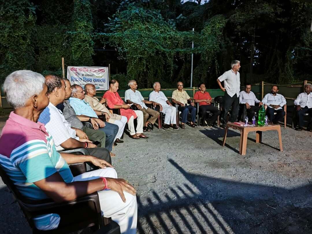 देवघर में वरिष्ठ नागरिक क्लब ने मनाया शिक्षक दिवस, गुरु-शिष्य परंपरा पर हुई चर्चा।
देवघर :– स्थानीय सत्संग हॉल्ट के समीप फ्लाईओवर के नीचे वरिष्ठ नागरिक क्लब, देवघर की ओर से शिक्षक दिवस समारोह का आयोजन किया गया। कार्यक्रम में शिक्षा जगत सहित विभिन्न विभागों से सेवानिवृत्त हुए वरिष्ठ नागरिकों ने हिस्सा लिया।
समारोह के दौरान वक्ताओं ने शिक्षक के महत्व और समाज निर्माण में उनकी भूमिका पर प्रकाश डाला। इस दौरान कई दशक पहले और वर्तमान समय में गुरु-शिष्य संबंधों में आए बदलावों को लेकर भी सदस्यों ने अपने अनुभव और विचार साझा किए।
वक्ताओं ने कहा कि समय भले बदल गया हो, लेकिन समाज में शिक्षक का स्थान आज भी महत्वपूर्ण है। शिक्षकों ने पीढ़ियों को ज्ञान देने के साथ-साथ संस्कार और अनुशासन की सीख भी दी है। कार्यक्रम में उपस्थित सदस्यों ने अपने-अपने शिक्षकों को याद करते हुए उन्हें श्रद्धांजलि एवं सम्मान अर्पित किया।
समारोह के अंत में वरिष्ठ नागरिक क्लब के सदस्य शंभू प्रसाद सिंह ने शिक्षक दिवस की शुभकामनाएं देते हुए समाज में शिक्षा के प्रसार और शिक्षकों के सम्मान को बनाए रखने का संकल्प लिया।साथ ही धन्यवाद ज्ञापन दिया।
समारोह में वरिष्ठ नागरिक क्लब के संयोजक अशोक कुमार सिंह, अनिल पांडे,रामाशंकर सिंह, चंद्रहास शर्मा, धनश्याम राय , शंभू प्रसाद सिंह, जगदीश यादव, राधिका रमण, राम चरण यादव, हराधर मंडल, नीलाम्बर मिश्रा, पुरुषोत्तम कुमार गुप्ता, संत लाल साह, लख्खी कांत मांझी, श्याम किशोर सिंह, कुमार संजीव एवं अन्य सदस्य गण मौजूद रहे।