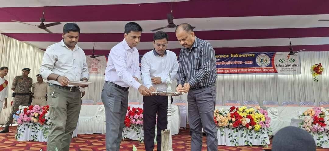 *जिला स्तरीय नियोजन-सह-व्यावसायिक मार्गदर्शन मेला-2026 का आयोजन*
युवा, रोजगार एवं कौशल विकास विभाग तथा अवर प्रादेशिक नियोजनालय, सहरसा के तत्वावधान में आज 05 सितंबर 2026 को जिला स्कूल मैदान, सहरसा में एक दिवसीय जिला स्तरीय नियोजन-सह-व्यावसायिक मार्गदर्शन मेला-2026 का आयोजन किया गया। कार्यक्रम का शुभारंभ जिलाधिकारी, सहरसा श्री दीपेश कुमार (भा०प्र०से०) द्वारा दीप प्रज्ज्वलित कर किया गया। इस अवसर पर जिलाधिकारी ने कहा कि नियोजन-सह-व्यावसायिक मार्गदर्शन मेला जिले के युवाओं को उनकी शैक्षणिक योग्यता, कौशल एवं रुचि के अनुरूप रोजगार के अवसर उपलब्ध कराने की दिशा में महत्वपूर्ण पहल है। उन्होंने युवाओं से ऐसे रोजगार मेलों में सक्रिय भागीदारी करने तथा उपलब्ध अवसरों का अपनी योग्यता के अनुरूप लाभ उठाने की अपील की। मेले में कुल 35 कंपनियों द्वारा पंजीकरण कराया गया, जिनमें 25 कंपनियों ने सहभागिता की। सहभागी कंपनियों द्वारा विभिन्न पदों के लिए लगभग 4,000 रिक्तियां उपलब्ध कराई गईं। अभ्यर्थियों की योग्यता एवं कौशल के अनुरूप चयन प्रक्रिया ऑनलाइन माध्यम से संचालित की गई, जिसमें लगभग 768 अभ्यर्थियों का चयन किया गया। रोजगार के अवसर उपलब्ध कराने के साथ-साथ मेले में अभ्यर्थियों को विभिन्न व्यावसायिक क्षेत्रों में उपलब्ध संभावनाओं, कौशल विकास तथा कैरियर निर्माण से संबंधित मार्गदर्शन भी प्रदान किया गया। जिला प्रशासन एवं नियोजनालय द्वारा अभ्यर्थियों की सुविधा एवं सुचारू संचालन के लिए आवश्यक व्यवस्थाएं सुनिश्चित की गईं। यह आयोजन जिले के युवाओं को रोजगार के अवसरों से जोड़ने, कौशल का बेहतर उपयोग सुनिश्चित करने तथा रोजगार एवं स्वरोजगार के प्रति जागरूकता बढ़ाने की दिशा में महत्वपूर्ण कदम साबित हुआ। उक्त अवसर पर उप निदेशक श्री निशांत कुमार सिन्हा (नियोजन) कोशी प्रमंडल, सहरसा एवं सहायक निदेशक श्री अमित कुमार (नियोजन) कोशी प्रमंडल, सहरसा एवं अन्य उपस्थित रहे।