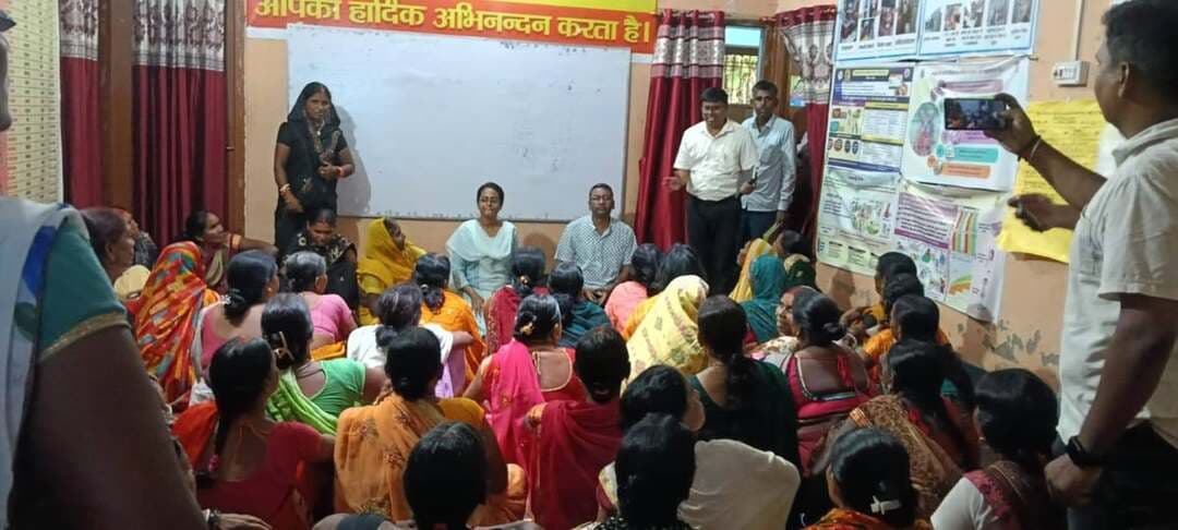 प्रेस विज्ञप्ति
नालन्दा
दिनांक:- 05 सितंबर 2026
....................................
एनेमिया मुक्त बिहार कार्यक्रम के तहत जीविका दीदियों एवं उनके परिवार के सदस्यों की हो रही एनेमिया जाँच
नालंदा: एनेमिया मुक्त बिहार कार्यक्रम के तहत नालंदा जिले में जीविका संपोषित संकुल संघ स्तर पर एनेमिया जाँच शिविर का आयोजन किया जा रहा है। इन शिविरों के माध्यम से जीविका स्वयं सहायता समूहों से जुड़ी दीदियों एवं उनके परिवार के सदस्यों की एनेमिया की जाँच की जा रही है। साथ ही, एनेमिया से बचाव एवं इसके प्रति जागरूकता को लेकर आवश्यक जानकारी भी दी जा रही है।
इसी क्रम में सुश्री सारा अशरफ, उप विकास आयुक्त, नालंदा द्वारा रहुई प्रखंड स्थित मनोकामना संकुल संघ में आयोजित एनेमिया जाँच शिविर का निरीक्षण किया गया।
उन्होंने जाँच की प्रक्रिया एवं शिविर में उपलब्ध सुविधाओं का जायजा लिया तथा जीविका दीदियों को एनेमिया के प्रति जागरूक एवं सतर्क रहने के लिए अभिप्रेरित किया।
उन्होंने स्वयं मनोकामना संकुल संघ की मासिक बैठक में भी भाग लिया गया।
उन्होंने जीविका दीदियों को एनेमिया के कारण, लक्षण, बचाव एवं समय पर जाँच एवं उपचार के महत्व के संबंध में महत्वपूर्ण जानकारी दी। उन्होंने कहा कि नियमित स्वास्थ्य जाँच, संतुलित एवं पोषणयुक्त आहार तथा स्वास्थ्य संबंधी जागरूकता के माध्यम से एनेमिया की रोकथाम में महत्वपूर्ण भूमिका निभाई जा सकती है।
कार्यक्रम के दौरान जीविका दीदियों को अपने परिवार के सदस्यों की भी नियमित स्वास्थ्य जाँच कराने तथा एनेमिया से संबंधित किसी भी लक्षण की स्थिति में स्वास्थ्य केंद्र से आवश्यक परामर्श एवं उपचार प्राप्त करने के लिए प्रेरित किया गया।
उक्त कार्यक्रम में जिला परियोजना प्रबंधक, जीविका; प्रभारी चिकित्सा पदाधिकारी, रहुई; प्रबंधक-स्वास्थ्य एवं पोषण, जीविका सहित मनोकामना संकुल संघ की जीविका दीदियाँ उपस्थित थीं।
Samrat Choudhary
CMO Bihar
Information & Public Relations Department, Government of Bihar
JEEVIKA Bihar
Bihar Health Department
State Health Society, Bihar