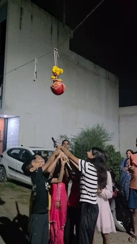 बच्चो ने फोड़ी मटकी, श्री कृष्ण जन्माष्टमी महोत्सव हर्ष के साथ मनाया।
दैनिक वीरधरा राजस्थान।
चित्तौड़गढ़। उपनगरी क्षेत्र सेन्थी के अरिहंत विहार नवकार नगर में श्रीकृष्ण जन्माष्टमी महोत्सव हर्षोल्लास के साथ मनाया गया।
कार्यक्रम संयोजक गोपाल जटिया ने बताया कि इस अवसर पर कॉलोनी के नन्हे मुन्ने बच्चो ने मटकी फोड़ी जिसके बाद श्रीकृष्ण ओर सांवरिया सेठ के जयकारों से कॉलोनी गूंज उठी। जिसके बाद प्रसाद वितरण किया गया।
इस दौरान रबिन्द्र प्रधान, लक्ष्मण मेघवाल, विशाल पारिख, ओम जैन शंभूपुरा, रणजीत आचार्य सहित बड़ी संख्या में महिलाएं एवं बच्चे मौजूद रहे।