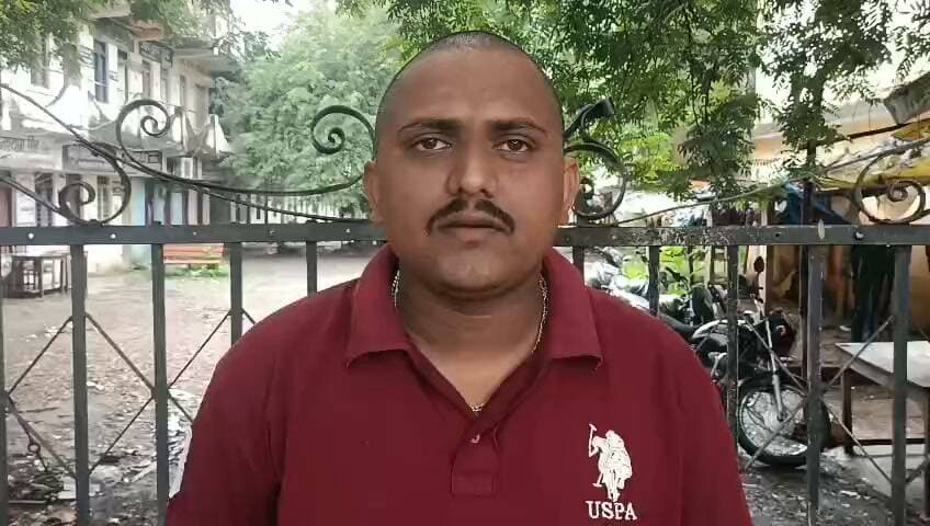 सगरा पुलिस पर गंभीर आरोप! क्या रीवा में दबंगों के आगे लाचार है प्रशासन?
रीवा जिले के थाना सगरा क्षेत्र (ग्राम झिरिया, (पोस्ट सथनी ) से पुलिस की कार्यप्रणाली पर सवाल उठाने वाली खबर सामने आई है। पीड़ित के सहयोगी विकास पांडे (उम्र 26 वर्ष) ने आरोप लगाया है कि 17/08/2026 को उनके नाना और रमेश कोल के साथ दबंग विनय कुमार शर्मा, रजनीश तिवारी और उनके अन्य साथियों ने बेरहमी से मारपीट की। इस जानलेवा हमले में रमेश कोल के पैर की हड्डी टूट गई। पीड़ित पक्ष का आरोप है कि पुलिस ने शिकायत मिलने के बाद भी दबंगों पर कार्रवाई नहीं की, बल्कि उल्टा 21/08/2026 को पीड़ित के सहयोगी विकास पांडे के ऊपर ही FIR दर्ज कर दी। विकास पांडे का कहना है कि आरोपी आदतन अपराधी हैं, जिन्होंने पूर्व में भी 04/02/2026 को मारपीट की थी, जिसकी FIR पहले से दर्ज है। आरोप है कि पुलिस लेन-देन करके आरोपियों का सहयोग कर रही है और मामले को दबाया जा रहा है। पीड़ित ने अपनी जान का खतरा बताते हुए वरिष्ठ पुलिस अधिकारियों से सुरक्षा और निष्पक्ष जांच की मांग की है। पीड़ित परिवार ने खुलेआम घूम रहे दबंगों से अपनी जान को गंभीर खतरा बताया है और रीवा एसपी सहित वरिष्ठ अधिकारियों से मामले की निष्पक्ष जांच, आरोपियों पर कड़ी कार्रवाई और सुरक्षा की मांग की है।
मेडिकल रिपोर्ट में पुष्टि: इस बर्बर मारपीट में रमेश कोल के पैर की हड्डी टूट गई है, जिसकी पुष्टि मेडिकल रिपोर्ट में साफ हो चुकी है।
थाने-थाने भटकाया: पीड़ित पक्ष को पहले अजाक थाने से यह कहकर लौटा दिया गया कि मामला सगरा थाने का है, लेकिन सगरा थाने जाने पर भी उनकी रिपोर्ट दर्ज नहीं की गई।
पीड़ित पर ही FIR: फरियादी के बयानों को नजरअंदाज कर पुलिस ने 21 अगस्त 2026 को उल्टा पीड़ित के सहयोगी विकास पांडे के ऊपर ही झूठी FIR दर्ज कर दी।
👉 क्या इस मामले में रीवा एसपी को संज्ञान लेना चाहिए? अपनी राय कमेंट में बताएं!
इस वीडियो को शेयर करें ताकि पीड़ित परिवार को न्याय मिल सके! ⚖️
📲 Rewa News Media
ताज़ा और निष्पक्ष खबरों के लिए हमारे व्हाट्सएप ग्रुप से जुड़ें!