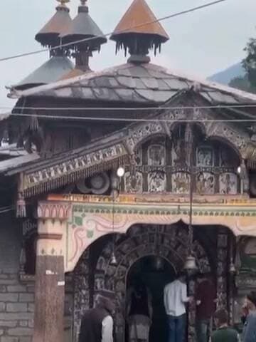 ट्रेलर रिलीज ; हिमाचल और उत्तराखंड के जौनसार-बावर की खूबसूरत वादियों, रीति-रिवाजों और देव संस्कृति पर बनी फिल्म 18 सितंबर को होगी रिलीज
=======
रिपोर्ट श्यामलाल पुंडीर
======
पांवटा साहिब : हिमाचल और उत्तराखंड के जौनसार-बावर की खूबसूरत वादियों, रीति-रिवाजों और देव संस्कृति पर बनी फिल्म 18 सितंबर को देशभर के सिनेमाघरों में गाड़ेगी खूंटा।
सिरमौर के गिरिपार क्षेत्र से निकली
कहानी अब बड़े पर्दे पर दिखेगी । शिलाई की अशी शर्मा की लिखित, निर्देशित और अभिनीत फिल्म 'खूंटा' कान्स फिल्म का सफर तय करने के बाद 18 सितंबर को देशभर के सिनेमाघरों में रिलीज होगी।
कहानी गिरिपार के एक गांव की है, जहां
देवता महाराज' के प्रति गहरी आस्था है।
कहानी आधुनिक बदलावों और कमजोर पड़ती परंपराओं के बीच पहाड़ के जीवन संघर्ष को सामने लाती है।
इंसान के अपनी जमीन, जड़ों और पुरखों से जुडे रिश्ते का प्रतीक है । फिल्म की कहानी एक ऐसी महिला के इर्द- गिर्द घूमती है, जिसका पति लापता है। महिला वर्षों से उसका इंतजार कर रही है। हालांकि, फिल्म केवल उसके इंतजार तक सीमित नहीं रहती। इसके जरिए नदियों, प्रकृति, देव संस्कृति और तेजी से बदलते पहाड़ी समाज के रिश्तों को भी जीवंत किया गया है।
शिलाई क्षेत्र से संबंध रखने वाली अनुशी शर्मा ने फिल्म का लेखन और निर्देशन करने के साथ अनुशी लेखन और निर्देशन के साथ मुख्य किरदार में भी अनुशी शर्मा की लिखित, निर्देशित और अभिनीत है।