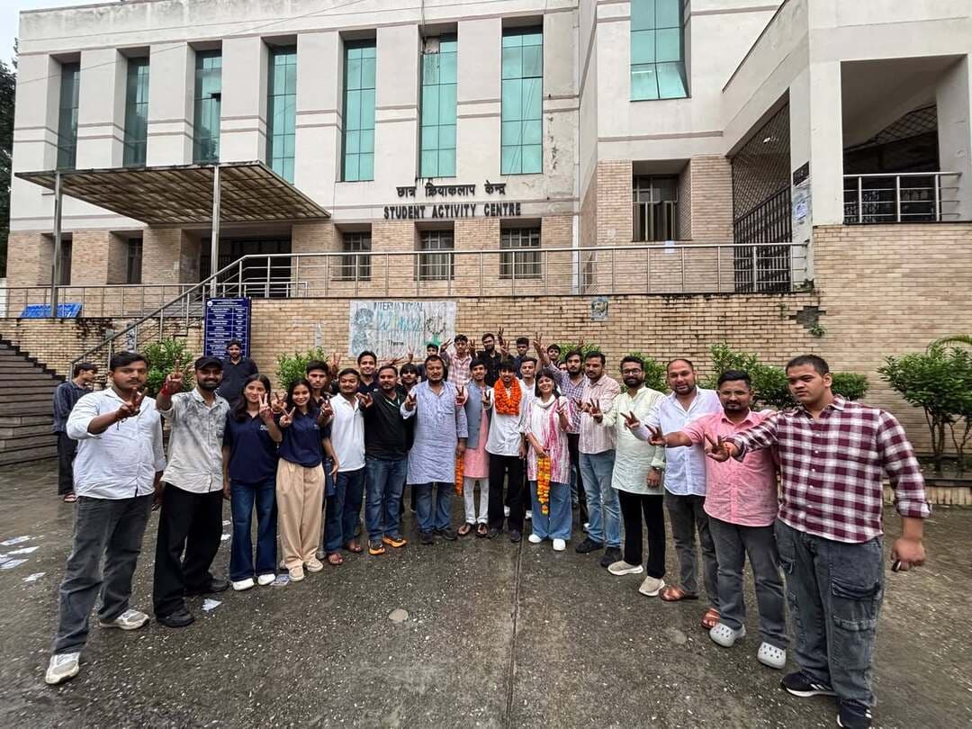 जय हो की पहली जीत, रामरूप गुजर निर्विरोध कोषाध्यक्ष निर्वाचित
पीएचडी स्कॉलर हिमांशु भंडारी की अध्यक्ष पद पर मजबूत दावेदारी, अनुभव और शिक्षा को बनाया चुनावी मुद्दा
श्रीनगर गढ़वाल। हेमवती नंदन बहुगुणा गढ़वाल विश्वविद्यालय के छात्रसंघ चुनाव में जय हो छात्र संगठन ने अपना खाता खोलते हुए कोषाध्यक्ष पद पर निर्विरोध जीत दर्ज की है। जय हो छात्र संगठन के प्रत्याशी रामरूप गुजर निर्विरोध कोषाध्यक्ष निर्वाचित हुए हैं। रामरूप गुजर बीएससी फॉरेस्ट्री के छात्र हैं। उनकी निर्विरोध जीत से संगठन के कार्यकर्ताओं में उत्साह का माहौल है और इसे अध्यक्ष पद के प्रत्याशी पीएचडी स्कॉलर हिमांशु भंडारी की दावेदारी के लिए भी अहम माना जा रहा है।