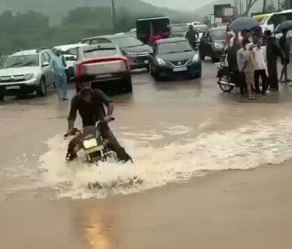 राजस्थान में उफनते नाले को पार करना पड़ा भारी! बाइक समेत बहा युवक, बाल-बाल बची जान
#viralnews
#Congress
#BJP
#viralvideo
#vidyutvibhag
#breakingnews
#kisanunion