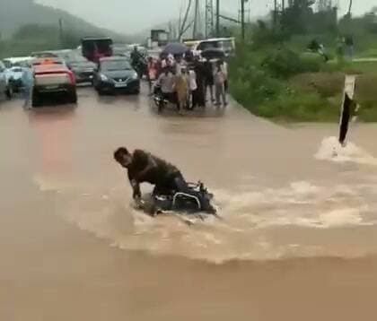 राजस्थान में तेज बहाव में बाइक समेत बहा युवक
सवाई माधोपुर में भारी बारिश के बाद झरेटी रपट पर उफनते नाले को पार करने की कोशिश युवक को भारी पड़ गई।
तेज बहाव में युवक बाइक समेत बह गया। गनीमत रही कि उसकी जान बच गई, लेकिन बाइक पानी में समा गई।