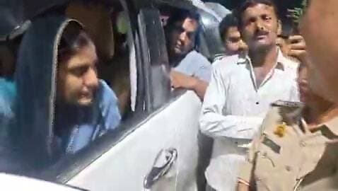 इकरा हसन हाउस अरेस्ट, सहारनपुर जाने से रोका गया
समाजवादी पार्टी की कैराना सांसद इकरा हसन मस्जिद ध्वस्तीकरण की सूचना के बाद सहारनपुर जाने के लिए रात में ही रवाना हुईं, लेकिन पुलिस ने उन्हें रोक लिया। बताया जा रहा है कि पुलिस का बड़ा दल उनके आवास पर पहुंचा और गाड़ी से निकलते समय उन्हें रोक दिया।
फिलहाल इकरा हसन को हाउस अरेस्ट किए जाने की बात सामने आई है। इस दौरान इकरा हसन और उनकी मां की पुलिस अधिकारी से तीखी बहस भी हुई, जिसका वीडियो सामने आया है।
📍 कैराना, उत्तर प्रदेश