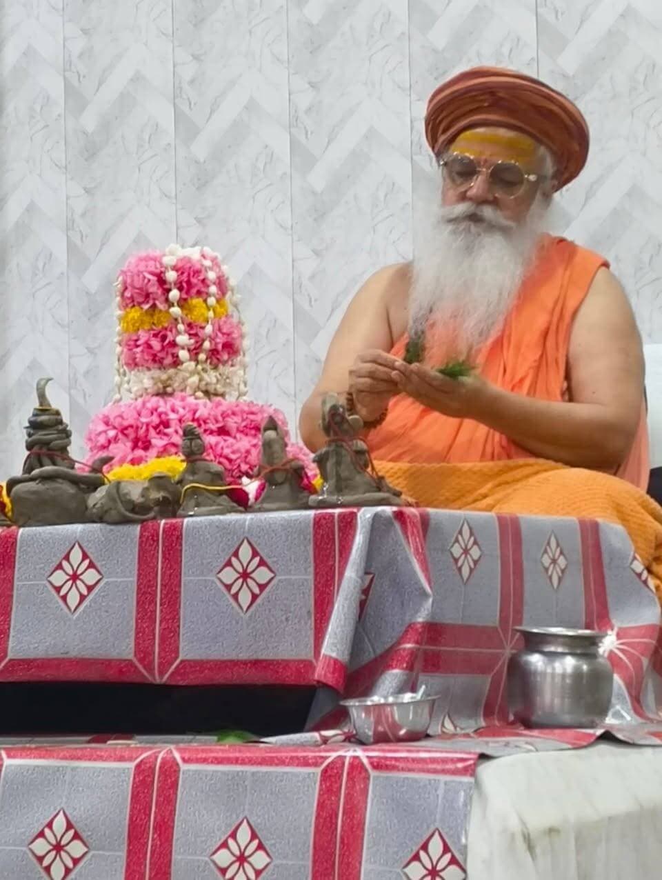 भव्य भजन संध्या में गूंजा श्रीकृष्ण जन्मोत्सव का उल्लास
बधाइयां गाकर झूमे भक्त, भगवान श्रीकृष्ण की लीलाओं और धर्म की स्थापना का दिया संदेश
मथुरा। गोपाल आश्रम रंगेश्वर महादेव मंदिर में श्रीकृष्ण जन्मोत्सव के अवसर पर राष्ट्रीय कलाकार परिवार संघ के कलाकारों की ओर से भव्य भजन संध्या एवं भगवान श्रीकृष्ण की लीलाओं का भावपूर्ण वर्णन किया गया। आयोजन गोपाल दास आश्रम के पीठाधीश्वर विश्व बंधु महाराज के सानिध्य में संपन्न हुआ।
भगवान श्रीकृष्ण के प्राकट्य से पूर्व संघ के कलाकारों ने स्वागत गीत प्रस्तुत किए। भगवान के प्राकट्य के बाद भक्तों ने श्रीकृष्ण जन्म की बधाइयां गाकर और भजनों पर झूमकर हर्षोल्लास के साथ जन्मोत्सव मनाया। पूरा आश्रम कृष्ण भक्ति से सराबोर नजर आया।
विश्व बंधु महाराज ने अपने प्रवचन में भगवान श्रीकृष्ण की विराट लीलाओं का वर्णन करते हुए कहा कि भगवान ने अधर्म पर धर्म की स्थापना, सत्य की विजय और मानवता के हित के लिए कार्य किया। उन्होंने कहा कि मनुष्य जन्म मिलने के बाद प्रत्येक व्यक्ति को अपने परिवार के साथ-साथ समाज और देश के हित में भी योगदान देना चाहिए।
इस अवसर पर भक्तों ने भगवान श्रीकृष्ण का पूजन कर भोग लगाया और आरती की। इसके बाद प्रसाद वितरण एवं भोजन प्रसादी का आयोजन हुआ। भक्तों ने राष्ट्रीय कलाकार परिवार संघ के कलाकारों की प्रस्तुतियों की सराहना करते हुए उनका आभार व्यक्त किया।
संघ के अध्यक्ष गुरु मुन्ना लाल मतवाला ने कहा कि राष्ट्रीय कलाकार परिवार संघ संपूर्ण भारत में जनहित, राष्ट्रहित तथा धर्म के प्रचार-प्रसार के लिए सदैव तत्पर है।
कार्यक्रम में बालयोगी जितेंद्रदास व्यास, संत महेश्वरानंद महाराज, दर्शन कौशिक, मोनू वर्मा, संतोष राजपूत, कमल गोला सहित अन्य कलाकार एवं भक्त मौजूद रहे। आश्रम के बटुक शिक्षार्थियों की सेवा एवं सहयोग भी सराहनीय रहा।