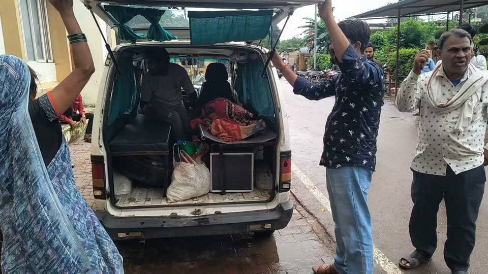 ब्रेकिंग न्यूज ।
छतरपुर जिला अस्पताल के लेबर रूम में आदिवासी महिला कि डिलीवरी के दौरान मौत बिना पोस्टमार्टम के शव को परिजनों को सौंपा।