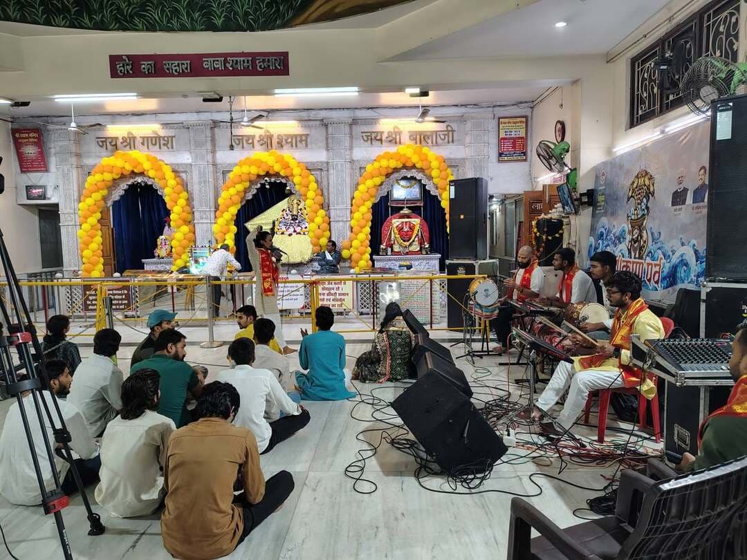 विदिशा में खाटू श्याम मंदिर में महा महोत्सव का आयोजन
..
श्री कृष्ण जन्माष्टमी पर्व के अवसर पर शुक्रवार शाम श्री खाटू श्याम मंदिर में धार्मिक कार्यक्रम का आयोजन किया गया। संस्कृति विभाग, मध्य प्रदेश शासन के सहयोग से मंदिर प्रांगण में भजन संध्या आयोजित हुई। भोपाल की गायिका सुश्री माधुरी निरवाड़े सहित अन्य गायकों ने सुमधुर भजनों की प्रस्तुति देकर श्रद्धालुओं को भक्तिरस से सराबोर कर दिया। कार्यक्रम में बड़ी संख्या में श्रद्धालु गण मौजूद रहे। देर रात मंदिर प्रांगण में श्री लड्डू गोपाल जी का पंचामृत अभिषेक तथा जन्मोत्सव कार्यक्रम भी विधि-विधान से संपन्न हुआ। इस दौरान पूरा मंदिर परिसर भक्ति और उत्साह के वातावरण में डूबा रहा। खाटू श्याम जी मंदिर में पहुंचकर एसडीएम श्री मनीष जैन ने आयोजन के मद्देनजर की गई व्यवस्थाओं का जायजा लिया वहीं कलाकारो से परिचय प्राप्त कर उनका स्वागत किया। इससे पहले मंदिर समिति के श्री घनश्याम बंसल ने एसडीएम श्री मनीष जैन को दुपट्टा पट्टिका उड़ाकर स्वागत किया। #Vidisha