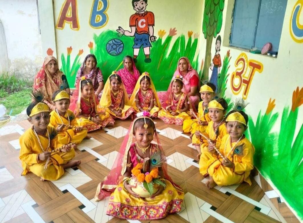 कृष्ण की आभा से आंगनबाड़ियों में छाई कृष्णमय छटा
..
जन्माष्टमी पर नन्हे-मुन्नों ने कृष्ण वेशभूषा में सजकर मनाया पर्व, 9540 बच्चों ने लिया उत्साहपूर्वक भाग
..
श्रीकृष्ण जन्माष्टमी के पावन अवसर पर जिले की आंगनबाड़ियों में उत्साह और उमंग का वातावरण देखने को मिला। जिले की आंगनबाड़ी केंद्रों में नन्हे-मुन्ने बच्चों ने भगवान श्रीकृष्ण की मनमोहक वेशभूषा धारण कर जन्माष्टमी पर्व को हर्षोल्लास के साथ मनाया। कहीं बच्चे कान्हा के रूप में बांसुरी बजाते नजर आए तो कहीं सिर पर मोर मुकुट और पीतांबर धारण किए बाल स्वरूप में आकर्षण का केंद्र बने।
जिले में जन्माष्टमी के अवसर पर कृष्ण वेशभूषा कार्यक्रम का आयोजन व्यापक स्तर पर किया गया। जिले की कुल 09 परियोजनाओं के अंतर्गत संचालित 2385 आंगनबाड़ी केंद्रों में से 2140 आंगनबाड़ी केंद्रों पर कृष्ण वेशभूषा कार्यक्रम आयोजित किया गया। इन केंद्रों में 9540 बच्चों ने भगवान श्रीकृष्ण की वेशभूषा में शामिल होकर पर्व की खुशियां मनाईं।
कार्यक्रम के दौरान आंगनबाड़ी कार्यकर्ताओं एवं सहायिकाओं द्वारा बच्चों को श्रीकृष्ण के जीवन, बाल लीलाओं और जन्माष्टमी पर्व के महत्व की जानकारी भी दी गई। बच्चों ने कृष्ण भजनों एवं गीतों के बीच उत्साहपूर्वक सहभागिता की। आंगनबाड़ी केंद्रों को भी आकर्षक ढंग से सजाया गया, जिससे केंद्रों पर उत्सव जैसा वातावरण नजर आया।
2140 केंद्रों की गतिविधियों का किया गया दस्तावेजीकरण -
जिले में आयोजित कृष्ण वेशभूषा कार्यक्रम की गतिविधियों को व्यवस्थित रूप से दर्ज किया गया। 2140 आंगनबाड़ी केंद्रों से कार्यक्रम की 2140 फोटो संकलित की गई हैं। इससे जिलेभर में आयोजित गतिविधियों की व्यापकता और बच्चों की सहभागिता का सहज रूप से अवलोकन किया जा सकता है। जिले में जन्माष्टमी के अवसर पर आंगनबाड़ी केंद्रों में आयोजित इन गतिविधियों ने बच्चों को भारतीय संस्कृति एवं परंपराओं से जोड़ने के साथ-साथ उनमें उत्साह, रचनात्मकता और सहभागिता की भावना को भी बढ़ावा दिया। नन्हे कान्हाओं से सजे आंगनबाड़ी केंद्र पूरे जिले में कृष्णमय और आभामय नजर आए। #Vidisha