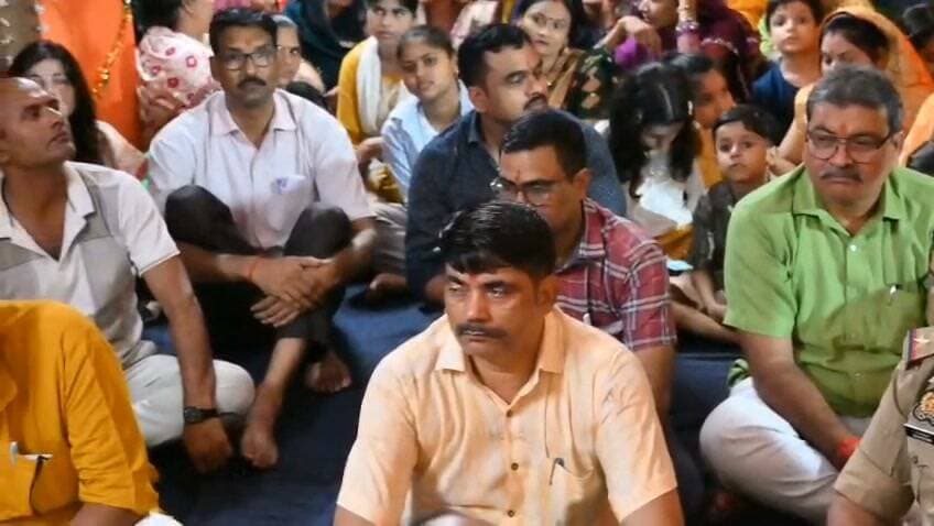 चित्रकूट -रिजर्व पुलिस लाइन्स चित्रकूट में श्रद्धा एवं उल्लास के साथ मनाया गया श्रीकृष्ण जन्माष्टमी का पावन पर्व*
दिनांक 04.09.2026 की रात्रि को श्रीकृष्ण जन्माष्टमी के पावन पर्व के अवसर पर रिजर्व पुलिस लाइन्स चित्रकूट एवं थाना कोतवाली कर्वी में हर वर्ष की भांति इस वर्ष भी श्रीकृष्ण जन्माष्टमी महोत्सव का भव्य एवं भक्तिमय आयोजन किया गया। कार्यक्रम में जिलाधिकारी चित्रकूट श्री पुलकित गर्ग, जिला जज श्री शेषमणि शुक्ला, पुलिस अधीक्षक चित्रकूट श्री अरुण कुमार सिंह, अपर पुलिस अधीक्षक श्री पीयूषकांत राय, क्षेत्राधिकारी नगर/लाइन्स श्री राज कमल, प्रतिसार निरीक्षक श्री रामाशीष यादव सहित पुलिस विभाग के अधिकारी/कर्मचारीगण एवं पुलिस परिवार के सदस्य उपस्थित रहे।
कार्यक्रम का शुभारम्भ रिजर्व पुलिस लाइन्स परिसर में पुलिस अधीक्षक चित्रकूट श्री अरुण कुमार सिंह द्वारा जनप्रतिनिधियों एवं गणमान्य व्यक्तियों की उपस्थिति में विधिवत दीप प्रज्वलित कर किया गया। इस दौरान पूरे पुलिस लाइन्स परिसर को आकर्षक ढंग से सजाया गया तथा भगवान श्रीकृष्ण एवं राधा जी की मनमोहक झांकियां सजाई गईं, जिससे पूरा परिसर भक्तिमय वातावरण में परिवर्तित हो गया।
कार्यक्रम के दौरान पुलिस लाइन्स में आवासित पुलिस परिवार के बच्चों द्वारा राधा-कृष्ण की मनमोहक पोशाक धारण कर फैंसी ड्रेस प्रतियोगिता में उत्साहपूर्वक प्रतिभाग किया गया। बच्चों ने भगवान श्रीकृष्ण के भक्ति संगीत एवं धार्मिक गीतों पर मनमोहक सांस्कृतिक प्रस्तुतियां देकर उपस्थित लोगों का मन मोह लिया। बच्चों की मनमोहक प्रस्तुतियों से कार्यक्रम स्थल पर उपस्थित सभी लोगों में उत्साह एवं उल्लास का वातावरण बना रहा।
इसके पश्चात मथुरा से आए कलाकारों द्वारा भगवान श्रीकृष्ण के जीवन एवं लीलाओं पर आधारित भजन, नृत्य एवं रासलीला का मनमोहक मंचन किया गया। कलाकारों की प्रस्तुतियों ने उपस्थित श्रद्धालुओं को भक्तिरस में सराबोर कर दिया तथा सभी ने कार्यक्रम का आनंद लिया।
इसी क्रम में पुलिस परिवार के बच्चों के लिए फैंसी ड्रेस प्रतियोगिता एवं डांस प्रतियोगिता का आयोजन किया गया, जिसमें बच्चों ने राधा-कृष्ण सहित विभिन्न धार्मिक पात्रों की आकर्षक वेशभूषा धारण कर प्रतिभाग किया। बच्चों द्वारा प्रस्तुत सांस्कृतिक कार्यक्रमों की उपस्थित अतिथियों एवं पुलिस अधिकारियों द्वारा सराहना की गई। प्रतियोगिताओं में प्रतिभाग करने वाले सभी बच्चों का उत्साहवर्धन करते हुए पुलिस अधीक्षक चित्रकूट श्री अरुण कुमार सिंह एवं अपर पुलिस अधीक्षक श्री पीयूषकांत राय द्वारा पुरस्कार देकर सम्मानित किया गया।
श्रीकृष्ण जन्माष्टमी के अवसर पर पुलिस अधीक्षक चित्रकूट एवं अपर पुलिस अधीक्षक द्वारा पुलिस लाइन्स स्थित मंदिर में विधि-विधानपूर्वक हवन-पूजन एवं आरती की गई तथा भगवान श्रीकृष्ण के जन्मोत्सव को श्रद्धा एवं भक्ति के साथ मनाया गया। रात्रि में भगवान श्रीकृष्ण के जन्म के समय मंदिर परिसर में भक्तिमय वातावरण रहा तथा श्रद्धालुओं द्वारा भगवान श्रीकृष्ण के जयकारे लगाए गए।
इस अवसर पर थाना कोतवाली कर्वी की कीर्तन पार्टी द्वारा भगवान श्रीकृष्ण के भक्तिमय गीत एवं भजनों की प्रस्तुति दी गई, जिससे कार्यक्रम में उपस्थित अधिकारीगण, पुलिसकर्मी एवं उनके परिजन भक्तिरस में डूब गए। कीर्तन एवं भजनों से पूरा पुलिस लाइन्स परिसर श्रीकृष्णमय हो उठा।
कार्यक्रम में माननीय मऊ-मानिकपुर विधायक श्री अविनाश चन्द्र द्विवेदी, नगर पालिका अध्यक्ष श्री नरेन्द्र गुप्ता, जिला भाजपा अध्यक्ष श्री महेन्द्र कोटार्य, कॉपरेटिव बैंक अध्यक्ष श्री पंकज अग्रवाल, जिला पंचायत अध्यक्ष श्री अशोक जाटव, सम्मानित पत्रकार बन्धु, पुलिस अधिकारीगण/कर्मचारीगण एवं अन्य गणमान्य व्यक्ति सपरिवार उपस्थित रहे तथा श्रीकृष्ण जन्माष्टमी के भव्य एवं भक्तिमय कार्यक्रम का आनंद लिया।
इसी क्रम में जनपद चित्रकूट के समस्त थानों एवं चौकियों में भी श्रीकृष्ण जन्माष्टमी का पर्व श्रद्धा, भक्ति एवं उल्लास के साथ मनाया गया। सभी थाना/चौकी परिसरों में भगवान श्रीकृष्ण की पूजा-अर्चना एवं भजन-कीर्तन सहित विभिन्न धार्मिक कार्यक्रम आयोजित किए गए। पुलिस अधिकारी/कर्मचारीगण एवं उनके परिजनों द्वारा पूरे उत्साह एवं श्रद्धा के साथ श्रीकृष्ण जन्मोत्सव में सहभागिता की गई।