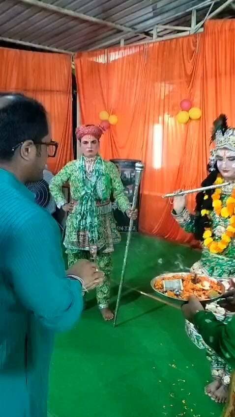 चित्रकूट -रिजर्व पुलिस लाइन्स चित्रकूट में श्रद्धा एवं उल्लास के साथ मनाया गया श्रीकृष्ण जन्माष्टमी का पावन पर्व*
दिनांक 04.09.2026 की रात्रि को श्रीकृष्ण जन्माष्टमी के पावन पर्व के अवसर पर रिजर्व पुलिस लाइन्स चित्रकूट एवं थाना कोतवाली कर्वी में हर वर्ष की भांति इस वर्ष भी श्रीकृष्ण जन्माष्टमी महोत्सव का भव्य एवं भक्तिमय आयोजन किया गया। कार्यक्रम में जिलाधिकारी चित्रकूट श्री पुलकित गर्ग, जिला जज श्री शेषमणि शुक्ला, पुलिस अधीक्षक चित्रकूट श्री अरुण कुमार सिंह, अपर पुलिस अधीक्षक श्री पीयूषकांत राय, क्षेत्राधिकारी नगर/लाइन्स श्री राज कमल, प्रतिसार निरीक्षक श्री रामाशीष यादव सहित पुलिस विभाग के अधिकारी/कर्मचारीगण एवं पुलिस परिवार के सदस्य उपस्थित रहे।
कार्यक्रम का शुभारम्भ रिजर्व पुलिस लाइन्स परिसर में पुलिस अधीक्षक चित्रकूट श्री अरुण कुमार सिंह द्वारा जनप्रतिनिधियों एवं गणमान्य व्यक्तियों की उपस्थिति में विधिवत दीप प्रज्वलित कर किया गया। इस दौरान पूरे पुलिस लाइन्स परिसर को आकर्षक ढंग से सजाया गया तथा भगवान श्रीकृष्ण एवं राधा जी की मनमोहक झांकियां सजाई गईं, जिससे पूरा परिसर भक्तिमय वातावरण में परिवर्तित हो गया।
कार्यक्रम के दौरान पुलिस लाइन्स में आवासित पुलिस परिवार के बच्चों द्वारा राधा-कृष्ण की मनमोहक पोशाक धारण कर फैंसी ड्रेस प्रतियोगिता में उत्साहपूर्वक प्रतिभाग किया गया। बच्चों ने भगवान श्रीकृष्ण के भक्ति संगीत एवं धार्मिक गीतों पर मनमोहक सांस्कृतिक प्रस्तुतियां देकर उपस्थित लोगों का मन मोह लिया। बच्चों की मनमोहक प्रस्तुतियों से कार्यक्रम स्थल पर उपस्थित सभी लोगों में उत्साह एवं उल्लास का वातावरण बना रहा।
इसके पश्चात मथुरा से आए कलाकारों द्वारा भगवान श्रीकृष्ण के जीवन एवं लीलाओं पर आधारित भजन, नृत्य एवं रासलीला का मनमोहक मंचन किया गया। कलाकारों की प्रस्तुतियों ने उपस्थित श्रद्धालुओं को भक्तिरस में सराबोर कर दिया तथा सभी ने कार्यक्रम का आनंद लिया।
इसी क्रम में पुलिस परिवार के बच्चों के लिए फैंसी ड्रेस प्रतियोगिता एवं डांस प्रतियोगिता का आयोजन किया गया, जिसमें बच्चों ने राधा-कृष्ण सहित विभिन्न धार्मिक पात्रों की आकर्षक वेशभूषा धारण कर प्रतिभाग किया। बच्चों द्वारा प्रस्तुत सांस्कृतिक कार्यक्रमों की उपस्थित अतिथियों एवं पुलिस अधिकारियों द्वारा सराहना की गई। प्रतियोगिताओं में प्रतिभाग करने वाले सभी बच्चों का उत्साहवर्धन करते हुए पुलिस अधीक्षक चित्रकूट श्री अरुण कुमार सिंह एवं अपर पुलिस अधीक्षक श्री पीयूषकांत राय द्वारा पुरस्कार देकर सम्मानित किया गया।
श्रीकृष्ण जन्माष्टमी के अवसर पर पुलिस अधीक्षक चित्रकूट एवं अपर पुलिस अधीक्षक द्वारा पुलिस लाइन्स स्थित मंदिर में विधि-विधानपूर्वक हवन-पूजन एवं आरती की गई तथा भगवान श्रीकृष्ण के जन्मोत्सव को श्रद्धा एवं भक्ति के साथ मनाया गया। रात्रि में भगवान श्रीकृष्ण के जन्म के समय मंदिर परिसर में भक्तिमय वातावरण रहा तथा श्रद्धालुओं द्वारा भगवान श्रीकृष्ण के जयकारे लगाए गए।
इस अवसर पर थाना कोतवाली कर्वी की कीर्तन पार्टी द्वारा भगवान श्रीकृष्ण के भक्तिमय गीत एवं भजनों की प्रस्तुति दी गई, जिससे कार्यक्रम में उपस्थित अधिकारीगण, पुलिसकर्मी एवं उनके परिजन भक्तिरस में डूब गए। कीर्तन एवं भजनों से पूरा पुलिस लाइन्स परिसर श्रीकृष्णमय हो उठा।
कार्यक्रम में माननीय मऊ-मानिकपुर विधायक श्री अविनाश चन्द्र द्विवेदी, नगर पालिका अध्यक्ष श्री नरेन्द्र गुप्ता, जिला भाजपा अध्यक्ष श्री महेन्द्र कोटार्य, कॉपरेटिव बैंक अध्यक्ष श्री पंकज अग्रवाल, जिला पंचायत अध्यक्ष श्री अशोक जाटव, सम्मानित पत्रकार बन्धु, पुलिस अधिकारीगण/कर्मचारीगण एवं अन्य गणमान्य व्यक्ति सपरिवार उपस्थित रहे तथा श्रीकृष्ण जन्माष्टमी के भव्य एवं भक्तिमय कार्यक्रम का आनंद लिया।
इसी क्रम में जनपद चित्रकूट के समस्त थानों एवं चौकियों में भी श्रीकृष्ण जन्माष्टमी का पर्व श्रद्धा, भक्ति एवं उल्लास के साथ मनाया गया। सभी थाना/चौकी परिसरों में भगवान श्रीकृष्ण की पूजा-अर्चना एवं भजन-कीर्तन सहित विभिन्न धार्मिक कार्यक्रम आयोजित किए गए। पुलिस अधिकारी/कर्मचारीगण एवं उनके परिजनों द्वारा पूरे उत्साह एवं श्रद्धा के साथ श्रीकृष्ण जन्मोत्सव में सहभागिता की गई।