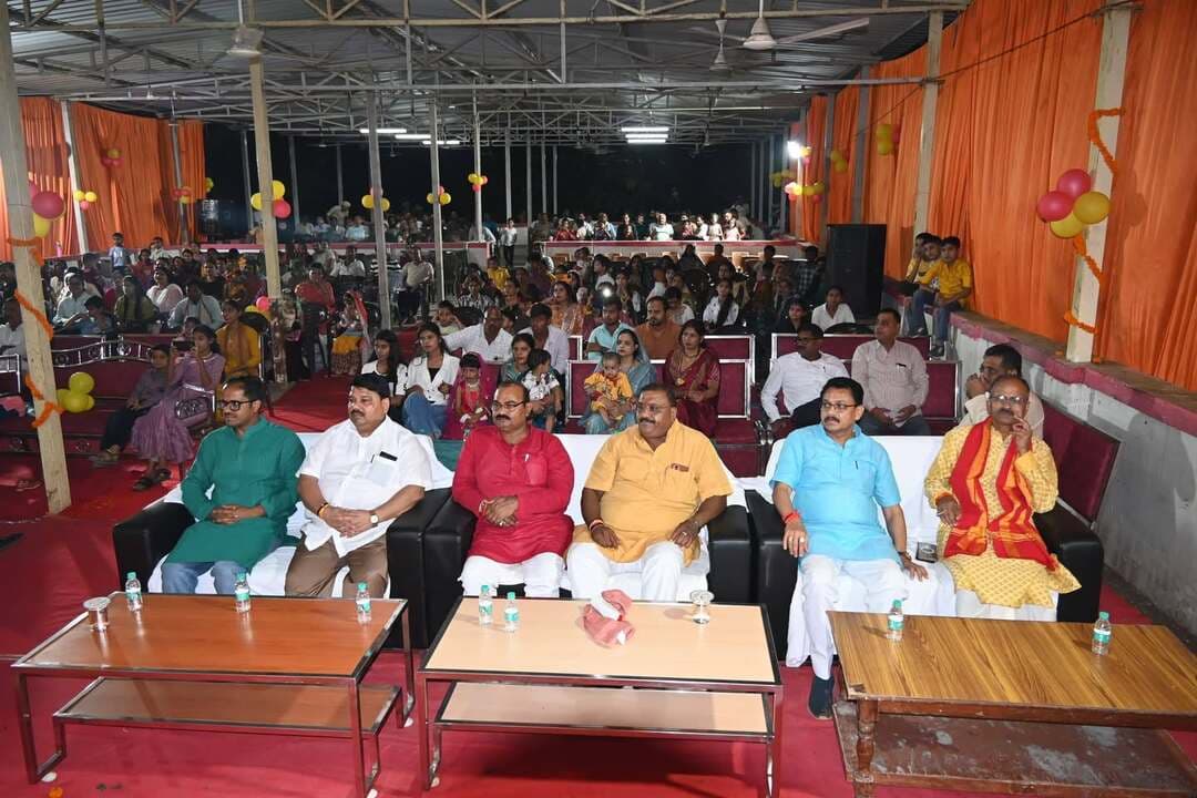 चित्रकूट -रिजर्व पुलिस लाइन्स चित्रकूट में श्रद्धा एवं उल्लास के साथ मनाया गया श्रीकृष्ण जन्माष्टमी का पावन पर्व*
दिनांक 04.09.2026 की रात्रि को श्रीकृष्ण जन्माष्टमी के पावन पर्व के अवसर पर रिजर्व पुलिस लाइन्स चित्रकूट एवं थाना कोतवाली कर्वी में हर वर्ष की भांति इस वर्ष भी श्रीकृष्ण जन्माष्टमी महोत्सव का भव्य एवं भक्तिमय आयोजन किया गया। कार्यक्रम में जिलाधिकारी चित्रकूट श्री पुलकित गर्ग, जिला जज श्री शेषमणि शुक्ला, पुलिस अधीक्षक चित्रकूट श्री अरुण कुमार सिंह, अपर पुलिस अधीक्षक श्री पीयूषकांत राय, क्षेत्राधिकारी नगर/लाइन्स श्री राज कमल, प्रतिसार निरीक्षक श्री रामाशीष यादव सहित पुलिस विभाग के अधिकारी/कर्मचारीगण एवं पुलिस परिवार के सदस्य उपस्थित रहे।
कार्यक्रम का शुभारम्भ रिजर्व पुलिस लाइन्स परिसर में पुलिस अधीक्षक चित्रकूट श्री अरुण कुमार सिंह द्वारा जनप्रतिनिधियों एवं गणमान्य व्यक्तियों की उपस्थिति में विधिवत दीप प्रज्वलित कर किया गया। इस दौरान पूरे पुलिस लाइन्स परिसर को आकर्षक ढंग से सजाया गया तथा भगवान श्रीकृष्ण एवं राधा जी की मनमोहक झांकियां सजाई गईं, जिससे पूरा परिसर भक्तिमय वातावरण में परिवर्तित हो गया।
कार्यक्रम के दौरान पुलिस लाइन्स में आवासित पुलिस परिवार के बच्चों द्वारा राधा-कृष्ण की मनमोहक पोशाक धारण कर फैंसी ड्रेस प्रतियोगिता में उत्साहपूर्वक प्रतिभाग किया गया। बच्चों ने भगवान श्रीकृष्ण के भक्ति संगीत एवं धार्मिक गीतों पर मनमोहक सांस्कृतिक प्रस्तुतियां देकर उपस्थित लोगों का मन मोह लिया। बच्चों की मनमोहक प्रस्तुतियों से कार्यक्रम स्थल पर उपस्थित सभी लोगों में उत्साह एवं उल्लास का वातावरण बना रहा।
इसके पश्चात मथुरा से आए कलाकारों द्वारा भगवान श्रीकृष्ण के जीवन एवं लीलाओं पर आधारित भजन, नृत्य एवं रासलीला का मनमोहक मंचन किया गया। कलाकारों की प्रस्तुतियों ने उपस्थित श्रद्धालुओं को भक्तिरस में सराबोर कर दिया तथा सभी ने कार्यक्रम का आनंद लिया।
इसी क्रम में पुलिस परिवार के बच्चों के लिए फैंसी ड्रेस प्रतियोगिता एवं डांस प्रतियोगिता का आयोजन किया गया, जिसमें बच्चों ने राधा-कृष्ण सहित विभिन्न धार्मिक पात्रों की आकर्षक वेशभूषा धारण कर प्रतिभाग किया। बच्चों द्वारा प्रस्तुत सांस्कृतिक कार्यक्रमों की उपस्थित अतिथियों एवं पुलिस अधिकारियों द्वारा सराहना की गई। प्रतियोगिताओं में प्रतिभाग करने वाले सभी बच्चों का उत्साहवर्धन करते हुए पुलिस अधीक्षक चित्रकूट श्री अरुण कुमार सिंह एवं अपर पुलिस अधीक्षक श्री पीयूषकांत राय द्वारा पुरस्कार देकर सम्मानित किया गया।
श्रीकृष्ण जन्माष्टमी के अवसर पर पुलिस अधीक्षक चित्रकूट एवं अपर पुलिस अधीक्षक द्वारा पुलिस लाइन्स स्थित मंदिर में विधि-विधानपूर्वक हवन-पूजन एवं आरती की गई तथा भगवान श्रीकृष्ण के जन्मोत्सव को श्रद्धा एवं भक्ति के साथ मनाया गया। रात्रि में भगवान श्रीकृष्ण के जन्म के समय मंदिर परिसर में भक्तिमय वातावरण रहा तथा श्रद्धालुओं द्वारा भगवान श्रीकृष्ण के जयकारे लगाए गए।
इस अवसर पर थाना कोतवाली कर्वी की कीर्तन पार्टी द्वारा भगवान श्रीकृष्ण के भक्तिमय गीत एवं भजनों की प्रस्तुति दी गई, जिससे कार्यक्रम में उपस्थित अधिकारीगण, पुलिसकर्मी एवं उनके परिजन भक्तिरस में डूब गए। कीर्तन एवं भजनों से पूरा पुलिस लाइन्स परिसर श्रीकृष्णमय हो उठा।
कार्यक्रम में माननीय मऊ-मानिकपुर विधायक श्री अविनाश चन्द्र द्विवेदी, नगर पालिका अध्यक्ष श्री नरेन्द्र गुप्ता, जिला भाजपा अध्यक्ष श्री महेन्द्र कोटार्य, कॉपरेटिव बैंक अध्यक्ष श्री पंकज अग्रवाल, जिला पंचायत अध्यक्ष श्री अशोक जाटव, सम्मानित पत्रकार बन्धु, पुलिस अधिकारीगण/कर्मचारीगण एवं अन्य गणमान्य व्यक्ति सपरिवार उपस्थित रहे तथा श्रीकृष्ण जन्माष्टमी के भव्य एवं भक्तिमय कार्यक्रम का आनंद लिया।
इसी क्रम में जनपद चित्रकूट के समस्त थानों एवं चौकियों में भी श्रीकृष्ण जन्माष्टमी का पर्व श्रद्धा, भक्ति एवं उल्लास के साथ मनाया गया। सभी थाना/चौकी परिसरों में भगवान श्रीकृष्ण की पूजा-अर्चना एवं भजन-कीर्तन सहित विभिन्न धार्मिक कार्यक्रम आयोजित किए गए। पुलिस अधिकारी/कर्मचारीगण एवं उनके परिजनों द्वारा पूरे उत्साह एवं श्रद्धा के साथ श्रीकृष्ण जन्मोत्सव में सहभागिता की गई।