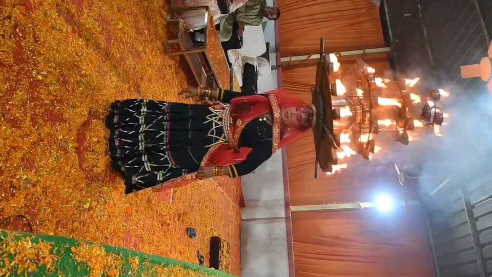 चित्रकूट -रिजर्व पुलिस लाइन्स चित्रकूट में श्रद्धा एवं उल्लास के साथ मनाया गया श्रीकृष्ण जन्माष्टमी का पावन पर्व*
दिनांक 04.09.2026 की रात्रि को श्रीकृष्ण जन्माष्टमी के पावन पर्व के अवसर पर रिजर्व पुलिस लाइन्स चित्रकूट एवं थाना कोतवाली कर्वी में हर वर्ष की भांति इस वर्ष भी श्रीकृष्ण जन्माष्टमी महोत्सव का भव्य एवं भक्तिमय आयोजन किया गया। कार्यक्रम में जिलाधिकारी चित्रकूट श्री पुलकित गर्ग, जिला जज श्री शेषमणि शुक्ला, पुलिस अधीक्षक चित्रकूट श्री अरुण कुमार सिंह, अपर पुलिस अधीक्षक श्री पीयूषकांत राय, क्षेत्राधिकारी नगर/लाइन्स श्री राज कमल, प्रतिसार निरीक्षक श्री रामाशीष यादव सहित पुलिस विभाग के अधिकारी/कर्मचारीगण एवं पुलिस परिवार के सदस्य उपस्थित रहे।
कार्यक्रम का शुभारम्भ रिजर्व पुलिस लाइन्स परिसर में पुलिस अधीक्षक चित्रकूट श्री अरुण कुमार सिंह द्वारा जनप्रतिनिधियों एवं गणमान्य व्यक्तियों की उपस्थिति में विधिवत दीप प्रज्वलित कर किया गया। इस दौरान पूरे पुलिस लाइन्स परिसर को आकर्षक ढंग से सजाया गया तथा भगवान श्रीकृष्ण एवं राधा जी की मनमोहक झांकियां सजाई गईं, जिससे पूरा परिसर भक्तिमय वातावरण में परिवर्तित हो गया।
कार्यक्रम के दौरान पुलिस लाइन्स में आवासित पुलिस परिवार के बच्चों द्वारा राधा-कृष्ण की मनमोहक पोशाक धारण कर फैंसी ड्रेस प्रतियोगिता में उत्साहपूर्वक प्रतिभाग किया गया। बच्चों ने भगवान श्रीकृष्ण के भक्ति संगीत एवं धार्मिक गीतों पर मनमोहक सांस्कृतिक प्रस्तुतियां देकर उपस्थित लोगों का मन मोह लिया। बच्चों की मनमोहक प्रस्तुतियों से कार्यक्रम स्थल पर उपस्थित सभी लोगों में उत्साह एवं उल्लास का वातावरण बना रहा।
इसके पश्चात मथुरा से आए कलाकारों द्वारा भगवान श्रीकृष्ण के जीवन एवं लीलाओं पर आधारित भजन, नृत्य एवं रासलीला का मनमोहक मंचन किया गया। कलाकारों की प्रस्तुतियों ने उपस्थित श्रद्धालुओं को भक्तिरस में सराबोर कर दिया तथा सभी ने कार्यक्रम का आनंद लिया।
इसी क्रम में पुलिस परिवार के बच्चों के लिए फैंसी ड्रेस प्रतियोगिता एवं डांस प्रतियोगिता का आयोजन किया गया, जिसमें बच्चों ने राधा-कृष्ण सहित विभिन्न धार्मिक पात्रों की आकर्षक वेशभूषा धारण कर प्रतिभाग किया। बच्चों द्वारा प्रस्तुत सांस्कृतिक कार्यक्रमों की उपस्थित अतिथियों एवं पुलिस अधिकारियों द्वारा सराहना की गई। प्रतियोगिताओं में प्रतिभाग करने वाले सभी बच्चों का उत्साहवर्धन करते हुए पुलिस अधीक्षक चित्रकूट श्री अरुण कुमार सिंह एवं अपर पुलिस अधीक्षक श्री पीयूषकांत राय द्वारा पुरस्कार देकर सम्मानित किया गया।
श्रीकृष्ण जन्माष्टमी के अवसर पर पुलिस अधीक्षक चित्रकूट एवं अपर पुलिस अधीक्षक द्वारा पुलिस लाइन्स स्थित मंदिर में विधि-विधानपूर्वक हवन-पूजन एवं आरती की गई तथा भगवान श्रीकृष्ण के जन्मोत्सव को श्रद्धा एवं भक्ति के साथ मनाया गया। रात्रि में भगवान श्रीकृष्ण के जन्म के समय मंदिर परिसर में भक्तिमय वातावरण रहा तथा श्रद्धालुओं द्वारा भगवान श्रीकृष्ण के जयकारे लगाए गए।
इस अवसर पर थाना कोतवाली कर्वी की कीर्तन पार्टी द्वारा भगवान श्रीकृष्ण के भक्तिमय गीत एवं भजनों की प्रस्तुति दी गई, जिससे कार्यक्रम में उपस्थित अधिकारीगण, पुलिसकर्मी एवं उनके परिजन भक्तिरस में डूब गए। कीर्तन एवं भजनों से पूरा पुलिस लाइन्स परिसर श्रीकृष्णमय हो उठा।
कार्यक्रम में माननीय मऊ-मानिकपुर विधायक श्री अविनाश चन्द्र द्विवेदी, नगर पालिका अध्यक्ष श्री नरेन्द्र गुप्ता, जिला भाजपा अध्यक्ष श्री महेन्द्र कोटार्य, कॉपरेटिव बैंक अध्यक्ष श्री पंकज अग्रवाल, जिला पंचायत अध्यक्ष श्री अशोक जाटव, सम्मानित पत्रकार बन्धु, पुलिस अधिकारीगण/कर्मचारीगण एवं अन्य गणमान्य व्यक्ति सपरिवार उपस्थित रहे तथा श्रीकृष्ण जन्माष्टमी के भव्य एवं भक्तिमय कार्यक्रम का आनंद लिया।
इसी क्रम में जनपद चित्रकूट के समस्त थानों एवं चौकियों में भी श्रीकृष्ण जन्माष्टमी का पर्व श्रद्धा, भक्ति एवं उल्लास के साथ मनाया गया। सभी थाना/चौकी परिसरों में भगवान श्रीकृष्ण की पूजा-अर्चना एवं भजन-कीर्तन सहित विभिन्न धार्मिक कार्यक्रम आयोजित किए गए। पुलिस अधिकारी/कर्मचारीगण एवं उनके परिजनों द्वारा पूरे उत्साह एवं श्रद्धा के साथ श्रीकृष्ण जन्मोत्सव में सहभागिता की गई।