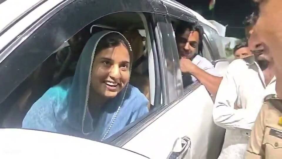 समाजवादी पार्टी की सांसद इकरा हसन मस्जिद ध्वस्तीकरण की सूचना पर सहारनपुर जाने के लिए रात में ही निकली लेकिन उनको रोक लिया गया.
पुलिस का बड़ा बेड़ा उनके घर पहुंचा और उन्हें गाड़ी में बैठकर निकलते हुए ही रोक लिया. फिलहाल इकरा हसन हाउस अरेस्ट है.
इस वीडियो में इकरा हसन और उनकी मां से पुलिस अफसर से गर्मागर्म बहस हुई है. सुनिये-
@कैराना उत्तर प्रदेश