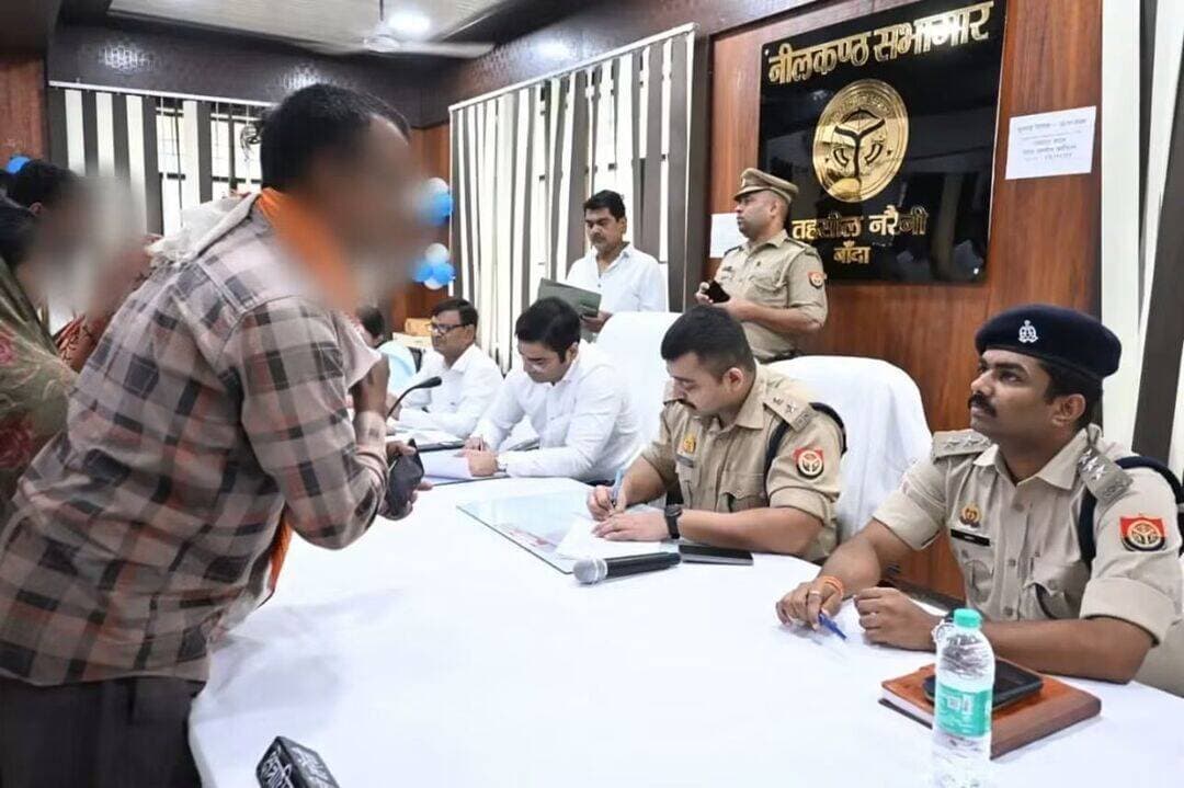 सम्पूर्ण समाधान दिवस में सुनी गईं जनसमस्याएं
सम्पूर्ण समाधान दिवस के अवसर पर जिलाधिकारी बांदा एवं पुलिस अधीक्षक बांदा <nis:link nis:type=tag nis:id=पलाश_बंसल nis:value=पलाश_बंसल nis:enabled=true nis:link/> द्वारा तहसील नरैनी में जनता की शिकायतें सुनी गईं।
अधिकारियों ने फरियादियों की समस्याओं को गंभीरता से सुना तथा शिकायतों के त्वरित एवं गुणवत्तापूर्ण निस्तारण हेतु संबंधित अधिकारियों को आवश्यक निर्देश दिए।
जनता की समस्याओं का समयबद्ध समाधान प्रशासन की प्राथमिकता है।
<nis:link nis:type=tag nis:id=uppolice nis:value=uppolice nis:enabled=true nis:link/> <nis:link nis:type=tag nis:id=पलाश_बंसल nis:value=पलाश_बंसल nis:enabled=true nis:link/> <nis:link nis:type=tag nis:id=सम्पूर्ण_समाधान_दिवस nis:value=सम्पूर्ण_समाधान_दिवस nis:enabled=true nis:link/>