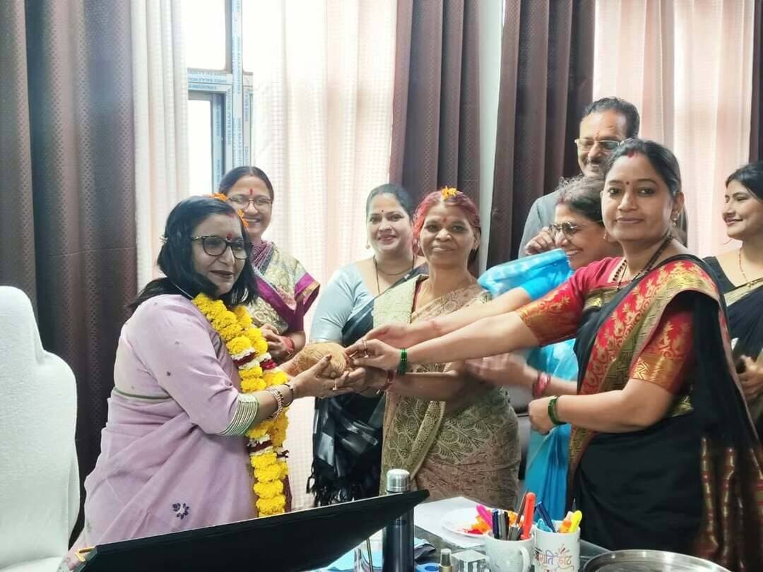 🔳शासकीय कन्या महाविद्यालय में हुआ शिक्षक दिवस का गरिमामय आयोजन
🔳कटनी - भारत के महान शिक्षाविद्, दार्शनिक एवं पूर्व राष्ट्रपति डॉ. सर्वपल्ली राधाकृष्णन के जन्मदिवस के अवसर पर शासकीय कन्या महाविद्यालय, कटनी में शिक्षक दिवस का आयोजन उत्साह, श्रद्धा एवं गरिमा के साथ किया गया। कार्यक्रम का उद्देश्य शिक्षकों के प्रति सम्मान एवं कृतज्ञता व्यक्त करने के साथ-साथ विद्यार्थियों को शिक्षा, संस्कार और जीवन मूल्यों के महत्व से परिचित कराना रहा।
कार्यक्रम का शुभारंभ महाविद्यालय की प्राचार्य डॉ. चित्रा प्रभात के मार्गदर्शन में माँ सरस्वती की प्रतिमा पर माल्यार्पण एवं दीप प्रज्वलन के साथ हुआ। तत्पश्चात छात्राओं द्वारा सरस्वती वंदना प्रस्तुत की गई। कार्यक्रम में महाविद्यालय के प्राचार्य, प्राध्यापकगण, कर्मचारी एवं छात्राएँ उपस्थित रहीं।
इस अवसर पर प्राचार्य डॉ. चित्रा प्रभात ने अपने उद्बोधन में शिक्षक दिवस की महत्ता पर प्रकाश डालते हुए कहा कि शिक्षक केवल विद्यार्थियों को विषयगत ज्ञान प्रदान करने तक सीमित नहीं रहते, बल्कि वे उनके चरित्र निर्माण, व्यक्तित्व विकास, अनुशासन एवं जीवन मूल्यों के निर्माण में महत्वपूर्ण भूमिका निभाते हैं। उन्होंने डॉ. सर्वपल्ली राधाकृष्णन के शिक्षा एवं दर्शन के क्षेत्र में योगदान को स्मरण करते हुए छात्राओं से उनके आदर्शों को अपने जीवन में अपनाने का आह्वान किया। उन्होंने कहा कि एक सच्चा शिक्षक विद्यार्थियों के जीवन में मार्गदर्शक, प्रेरणास्रोत और प्रकाशपुंज की भूमिका निभाता है।
कार्यक्रम के दौरान छात्राओं ने शिक्षकों के सम्मान एवं उनके प्रति कृतज्ञता व्यक्त करने के लिए विभिन्न सांस्कृतिक प्रस्तुतियाँ दीं। इनमें कविता वाचन, गीत, नृत्य एवं नाटिका प्रमुख रहे। छात्राओं की प्रस्तुतियों ने गुरु-शिष्य संबंध की गरिमा और शिक्षकों के प्रति उनके सम्मान को प्रभावी ढंग से अभिव्यक्त किया।
अंत में कार्यक्रम का समापन आभार प्रदर्शन के साथ हुआ। शिक्षक दिवस का यह आयोजन छात्राओं के लिए ज्ञान, संस्कार, अनुशासन और गुरु के प्रति सम्मान की भावना को सुदृढ़ करने वाला प्रेरणादायी अवसर रहा।
#JansamparkMP
#CMMadhyaPradesh
#DrMohanYadav51
#udaypratapmp
#jbpcommissioner
#katni
#कटनी