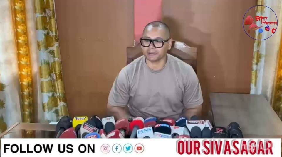 শিৱসাগৰত সদৌ তাই আহোম ছাত্ৰ সন্থাৰ সংবাদমেল।
আটাছুৰ কেন্দ্ৰীয় সভাপতি বসন্ত গগৈৰ সংবাদমেল সম্বোধন।
আজি আমি ৰংপুৰীয়া হিচাপে এজন অসমীয়া হিচাপে গৌৰাম্বিত।